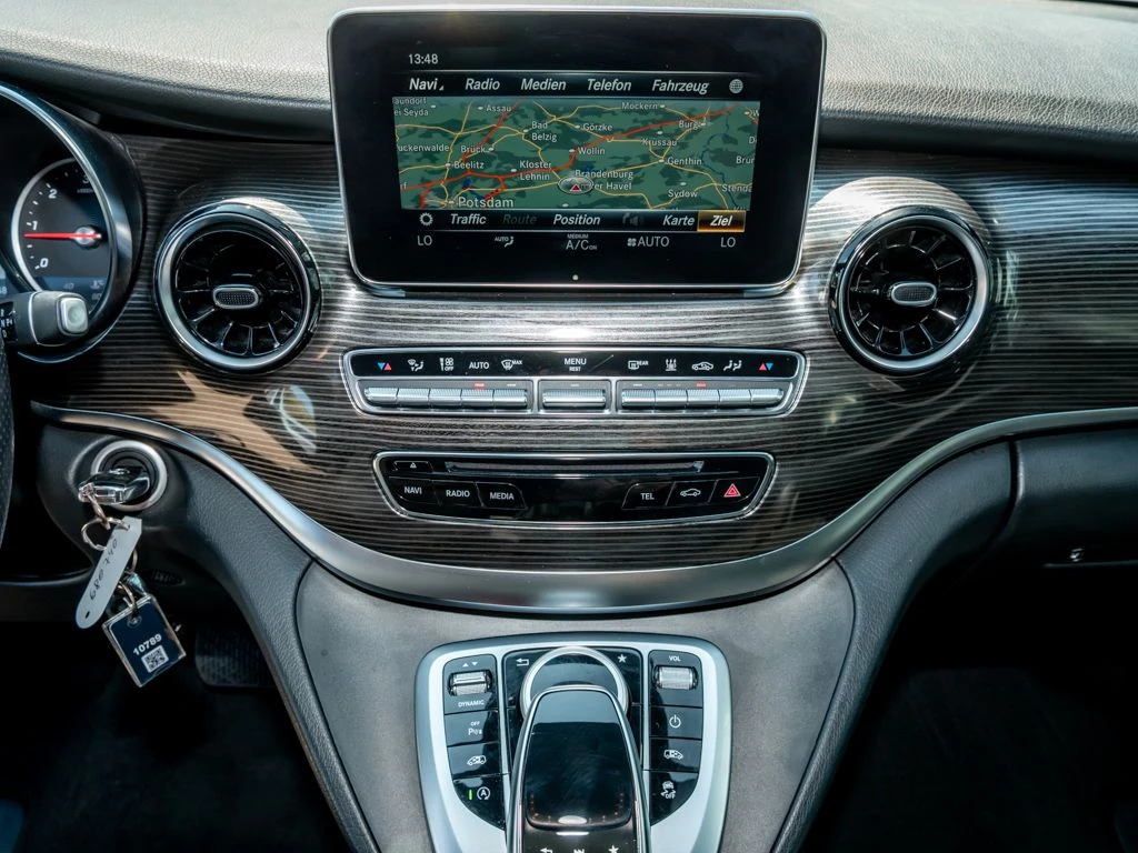 Mercedes-Benz-V-Klasse 300-image-9