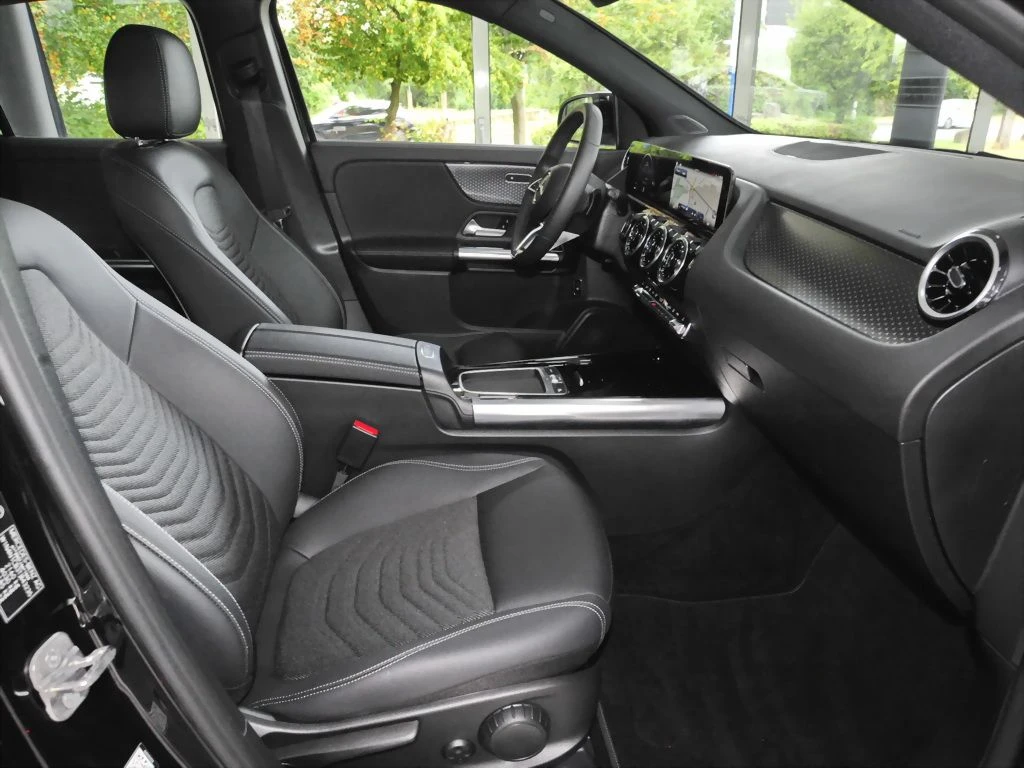 Mercedes-Benz-GLA 200 d-image-12