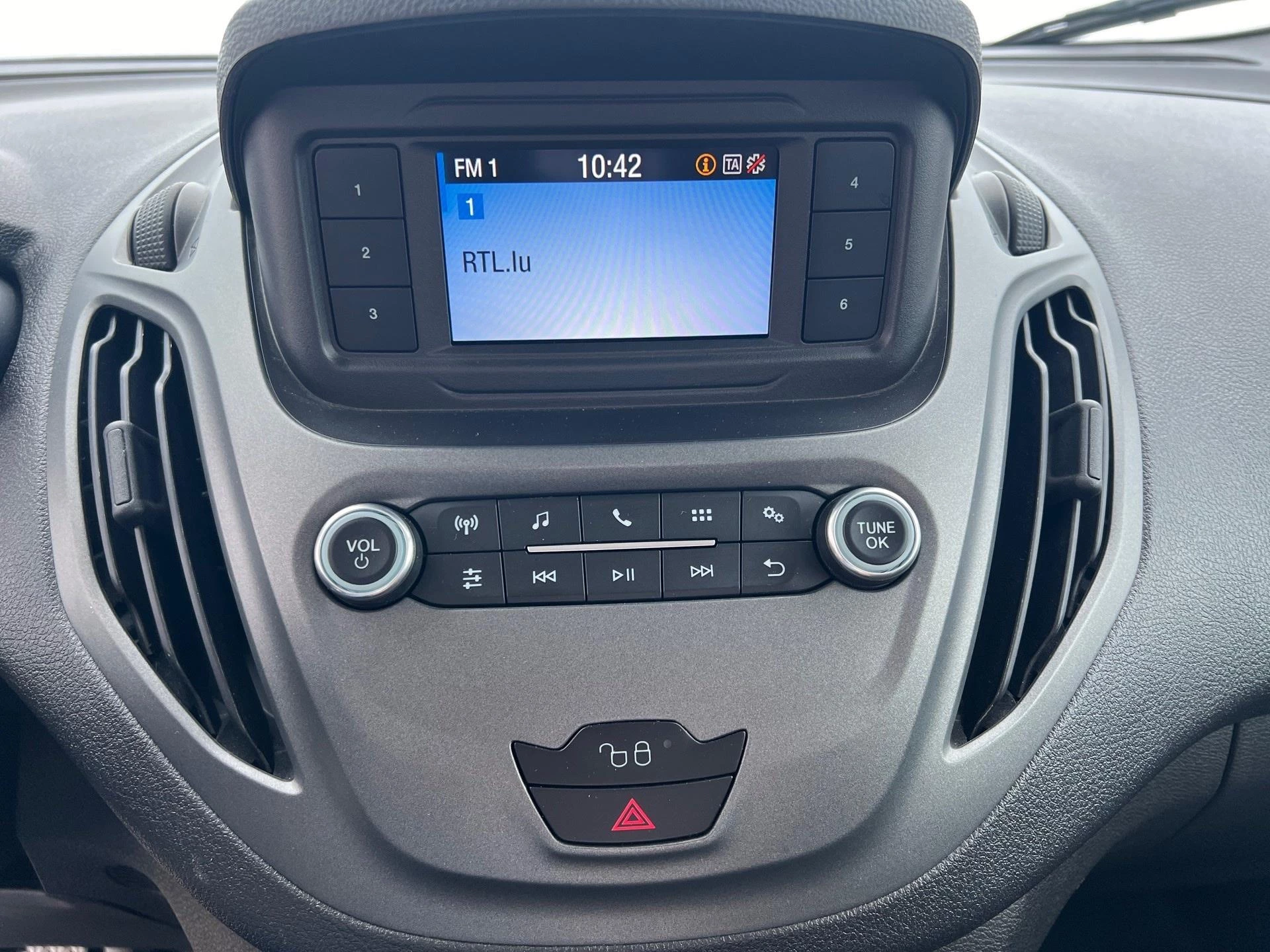 Ford-Transit Courier-image-2