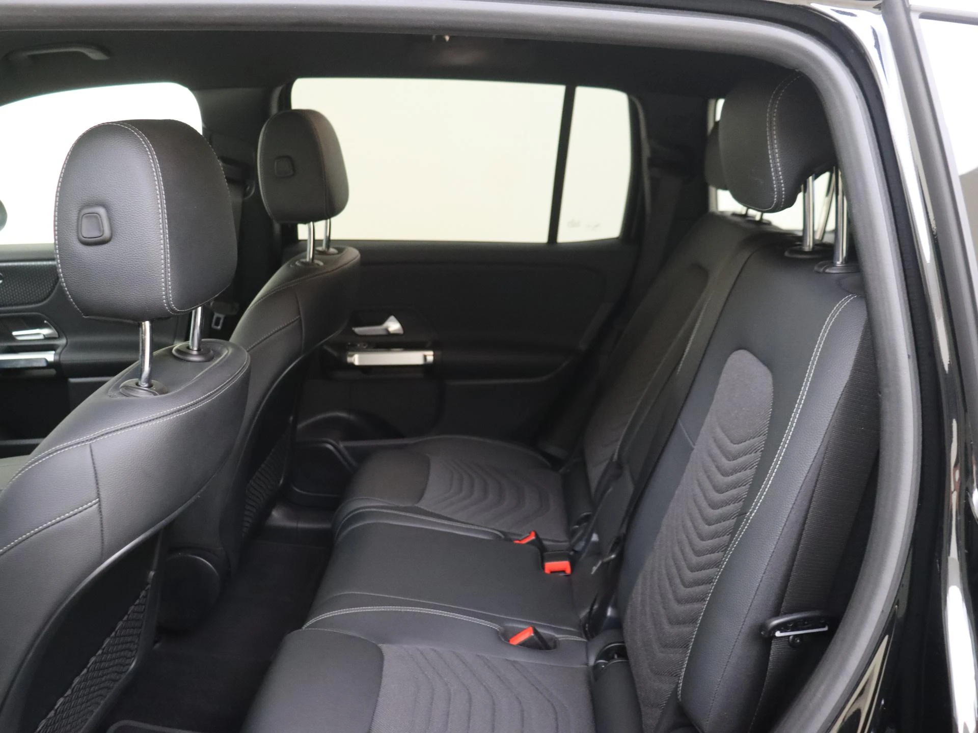 Mercedes-Benz-EQB-image-16