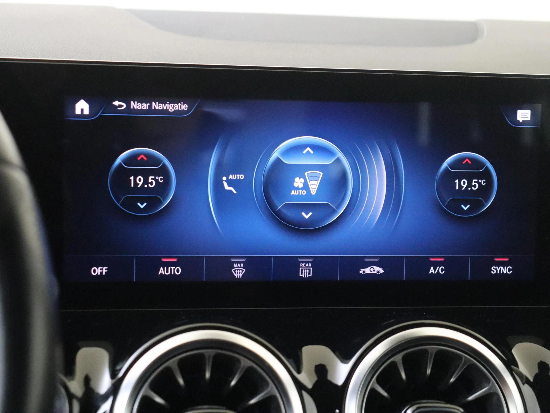 Mercedes-Benz-GLA-image-18