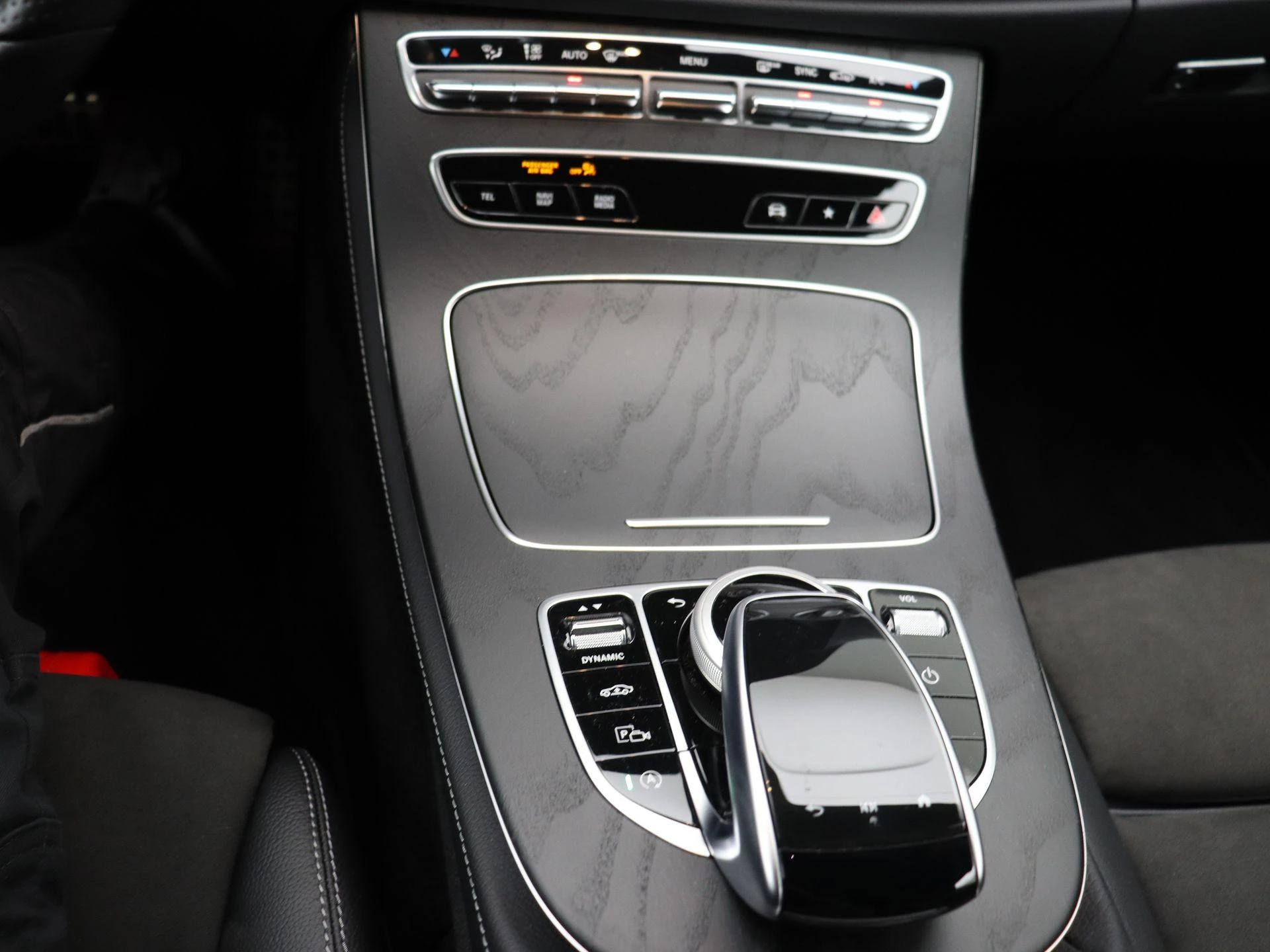 Mercedes-Benz E-Klasse 300 AMG Line Cabrio + AIR BODY CONTROL + LED + CAMERA +