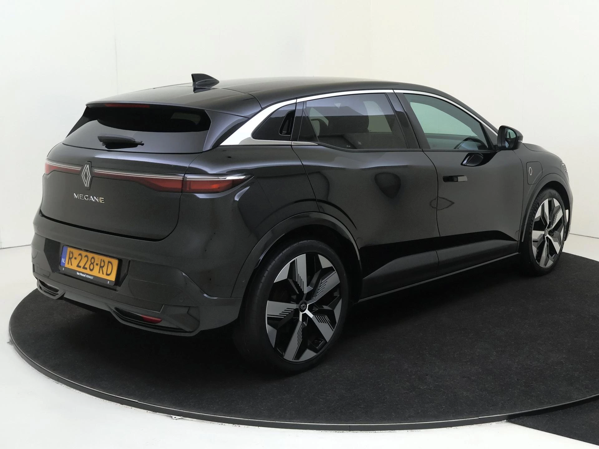 Renault-Megane E-Tech-image-5