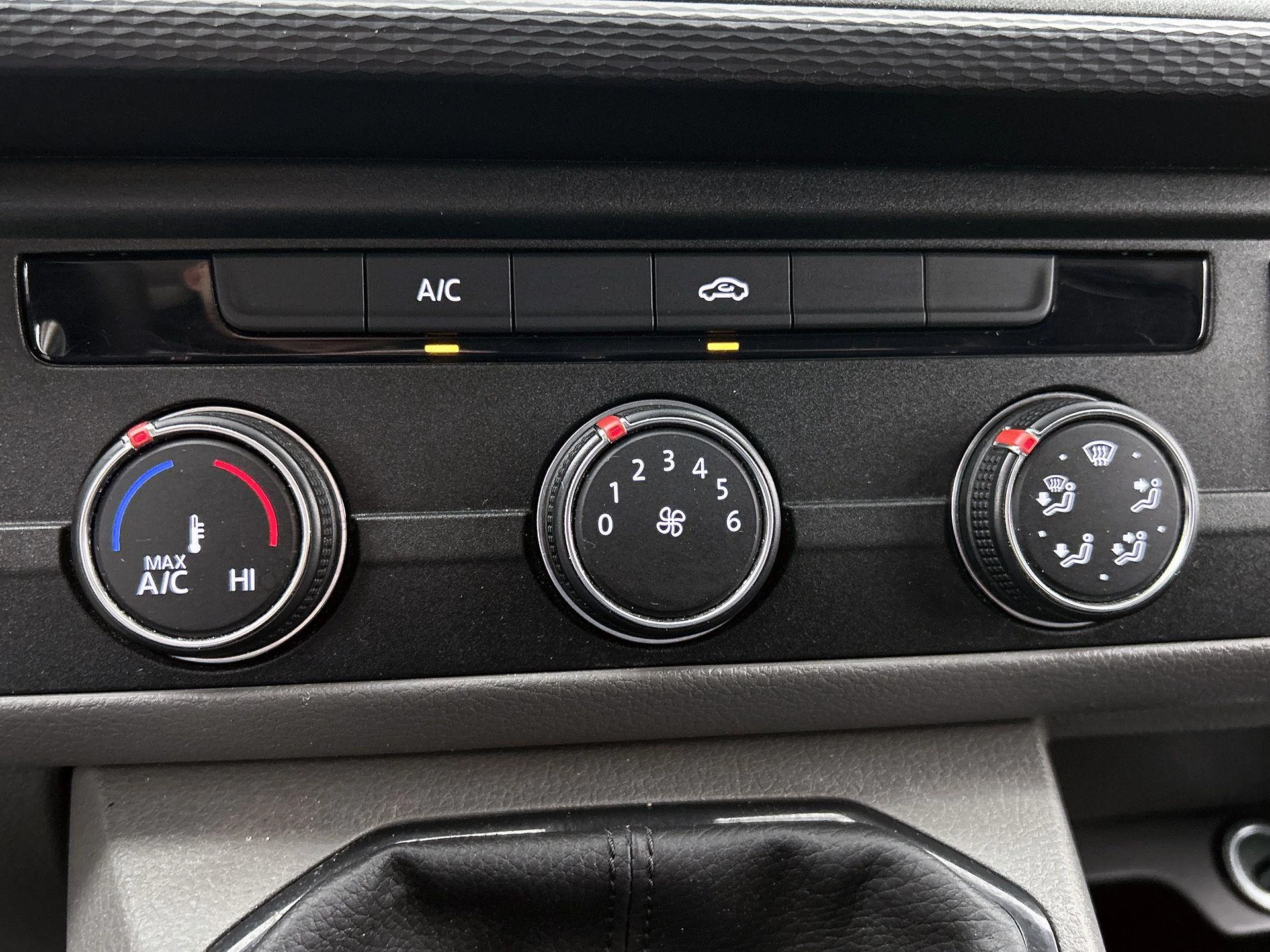 Volkswagen-Transporter-image-22