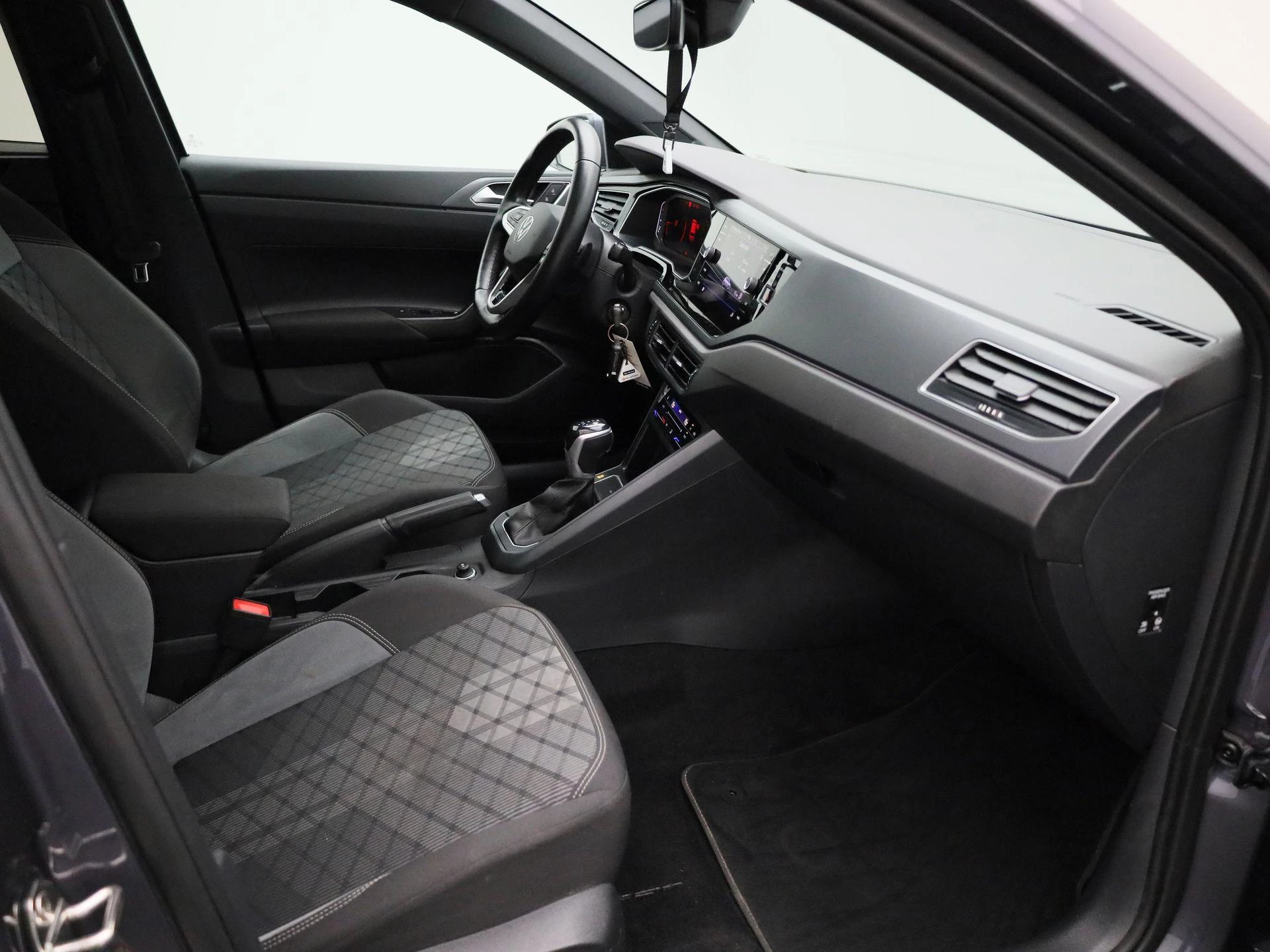Volkswagen-Polo-image-31