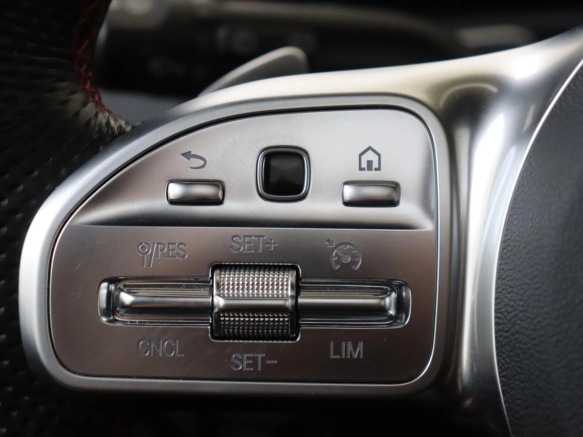 Mercedes-Benz-GLB-image-12