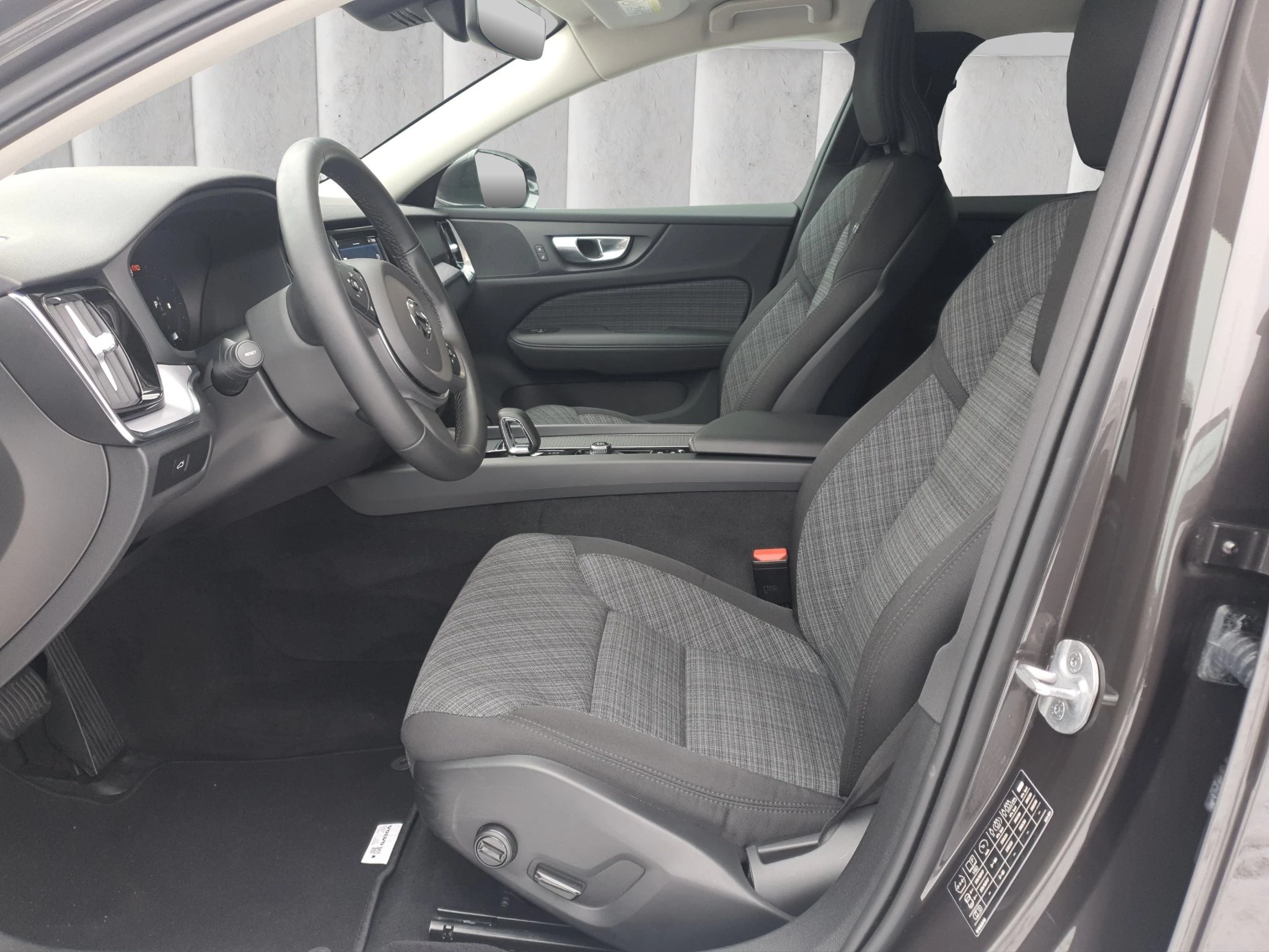 Volvo V60 Core B3 MHEV Aut. | LED | AHK | RFK | SHZ | PDC | LMF | Navi