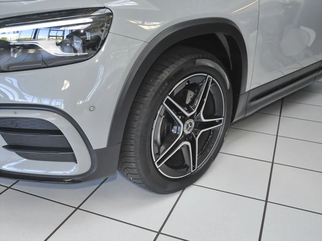 Mercedes-Benz-GLB 200-image-5