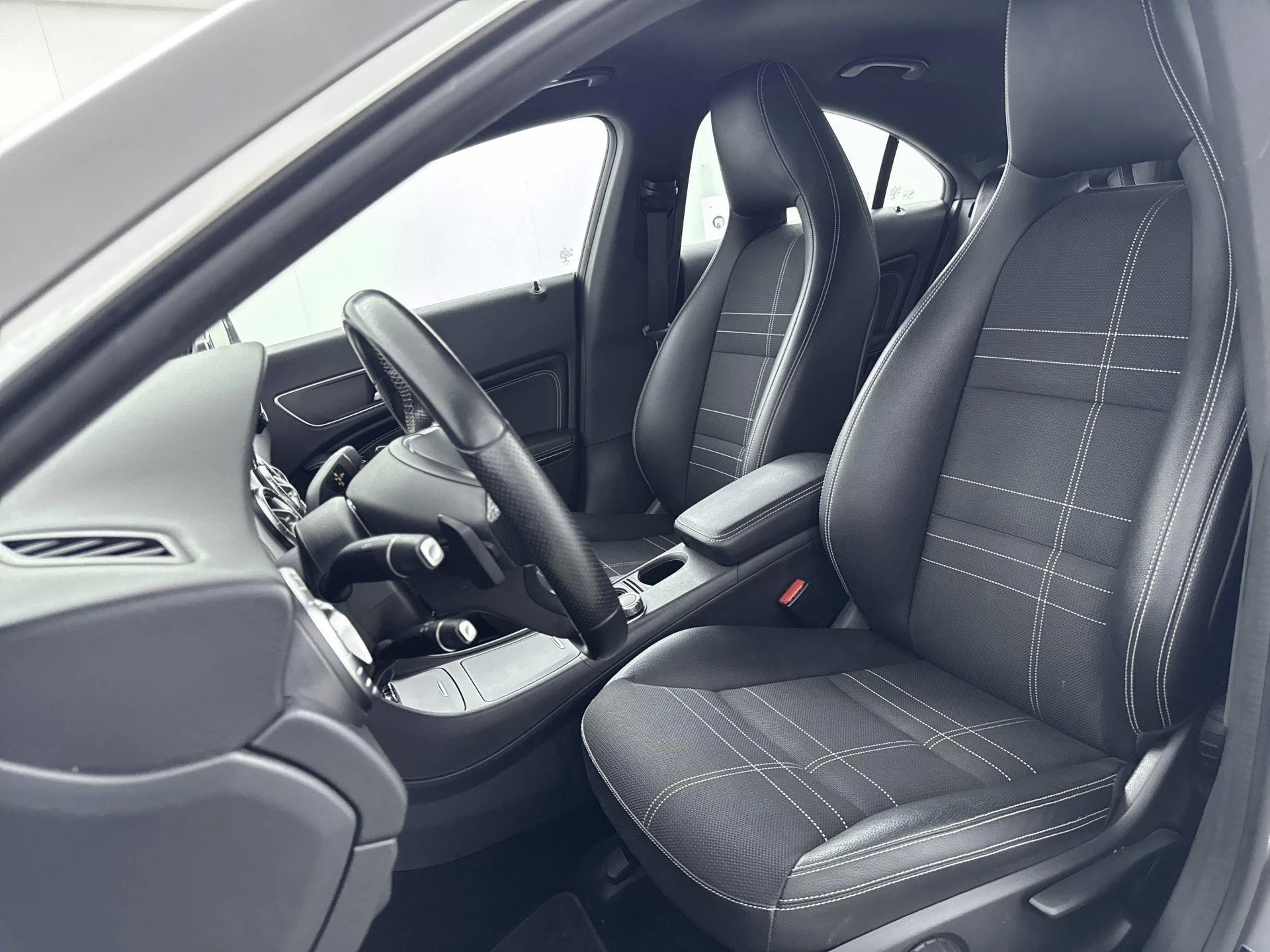 Mercedes-Benz-CLA-image-27