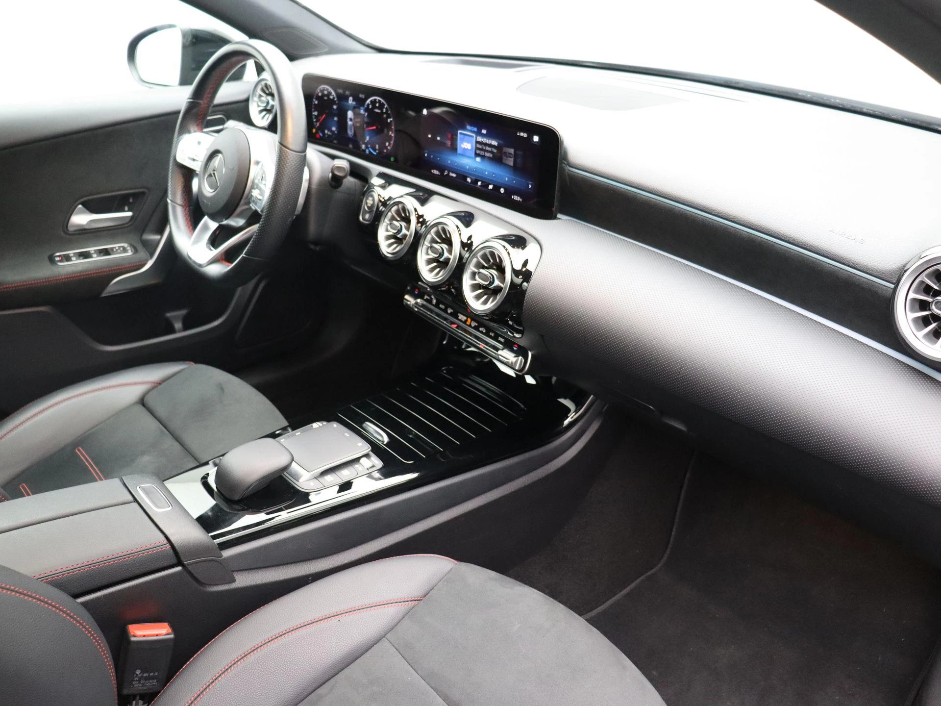 Mercedes-Benz Classe A 200 AMG Line + PANORAMISCH DAK + MULTIBEAM LED + CARPLAY +