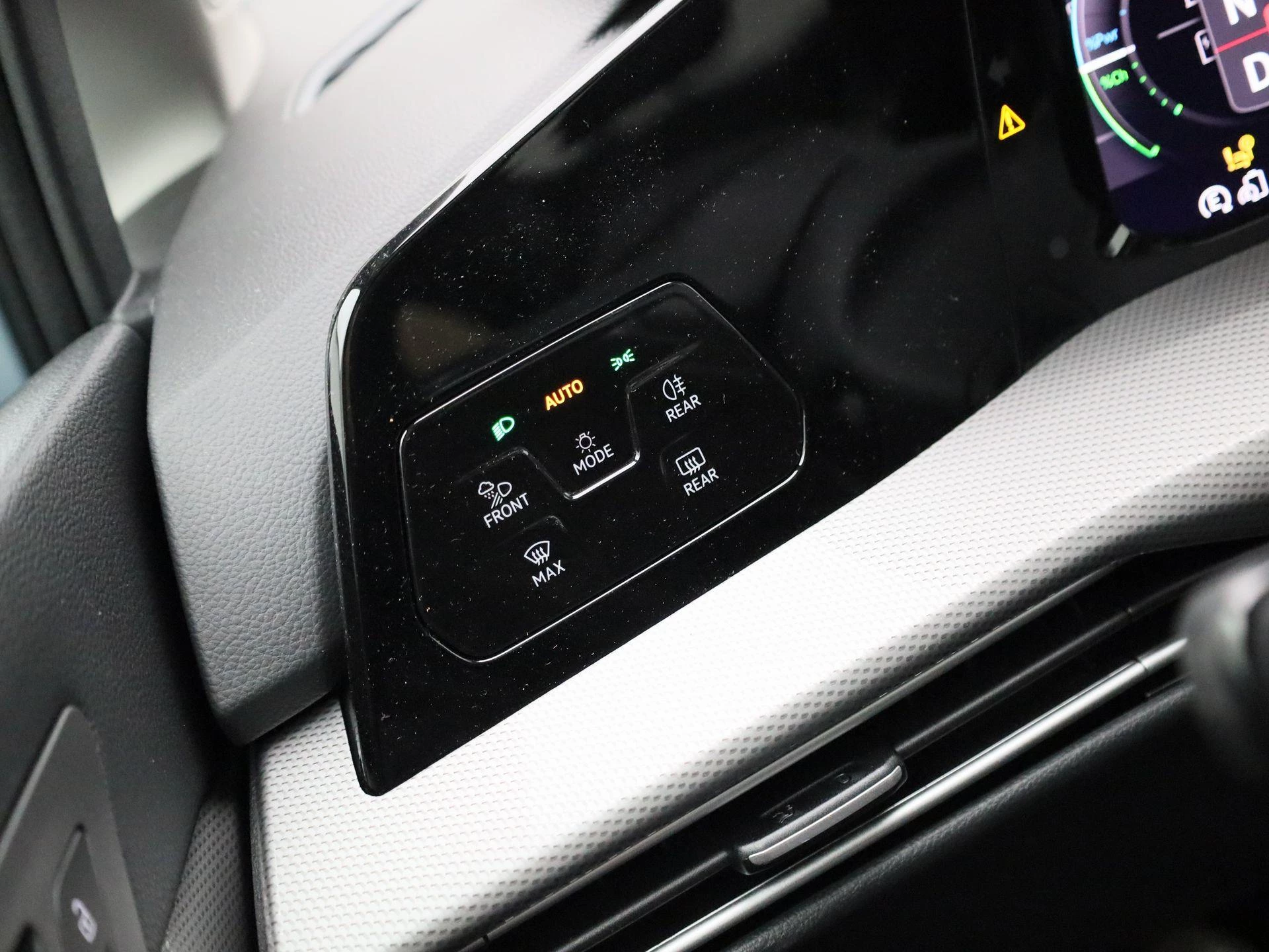 Volkswagen-Golf-image-21