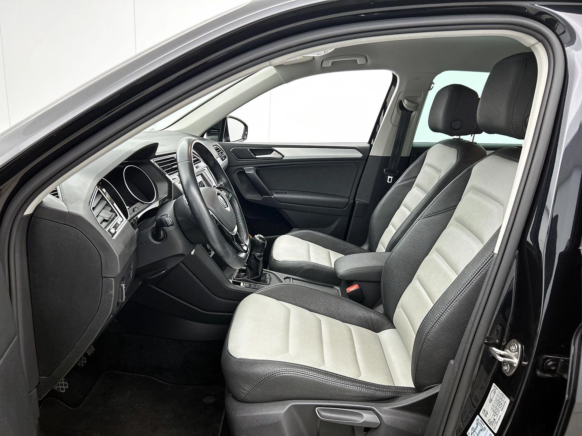 Volkswagen-Tiguan-image-28