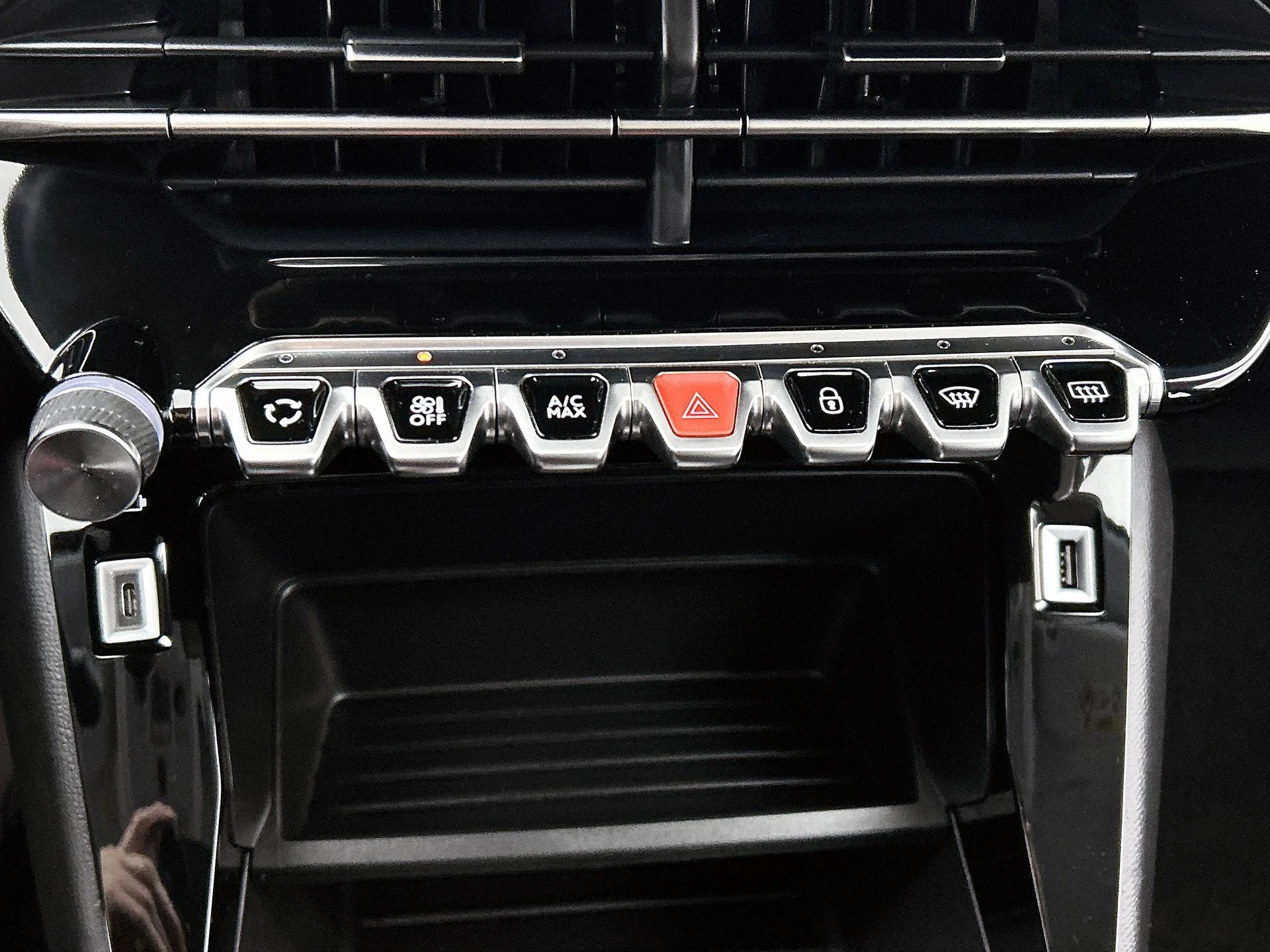 Peugeot-e-208-image-9