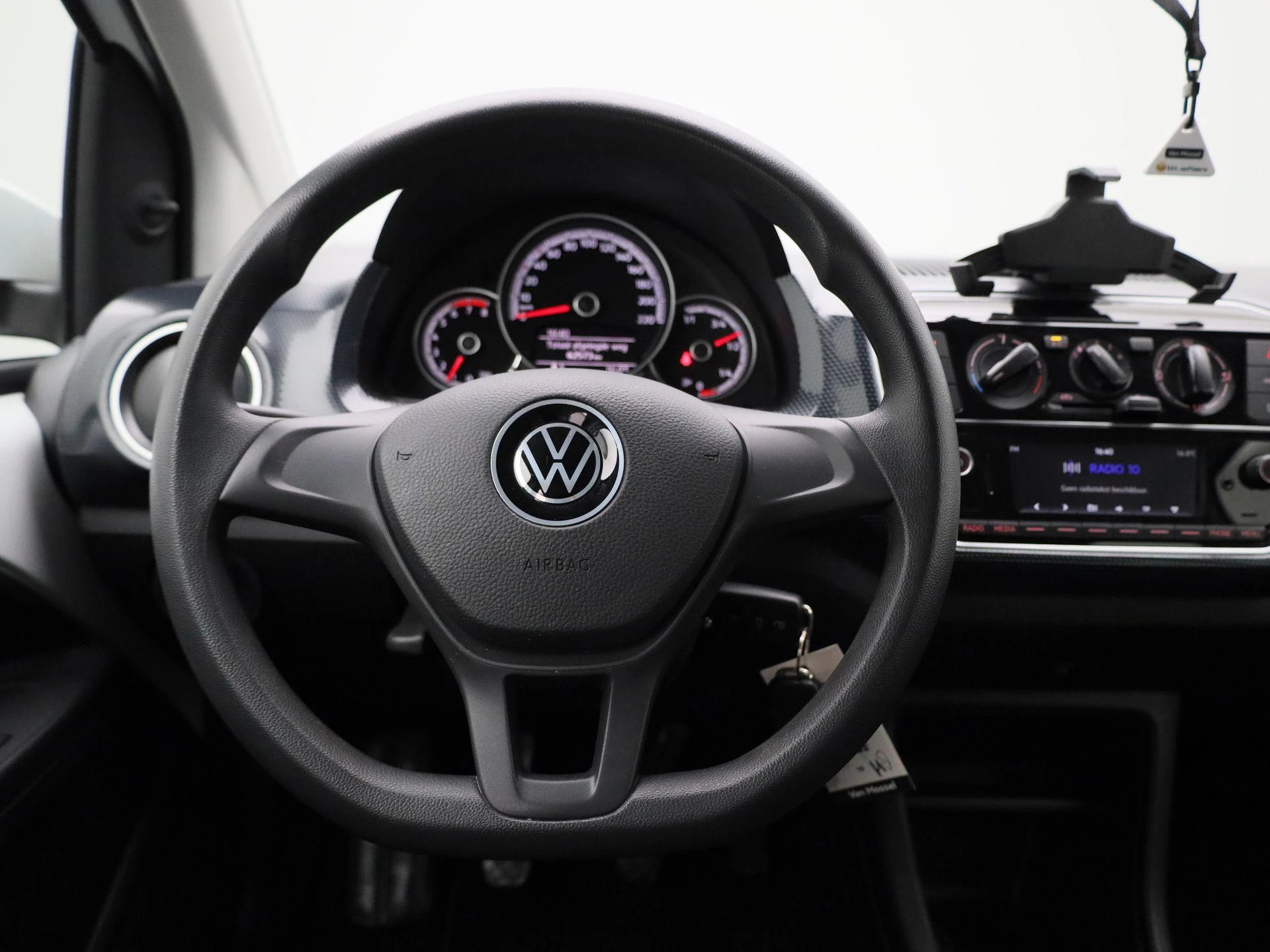 Volkswagen-up!-image-6