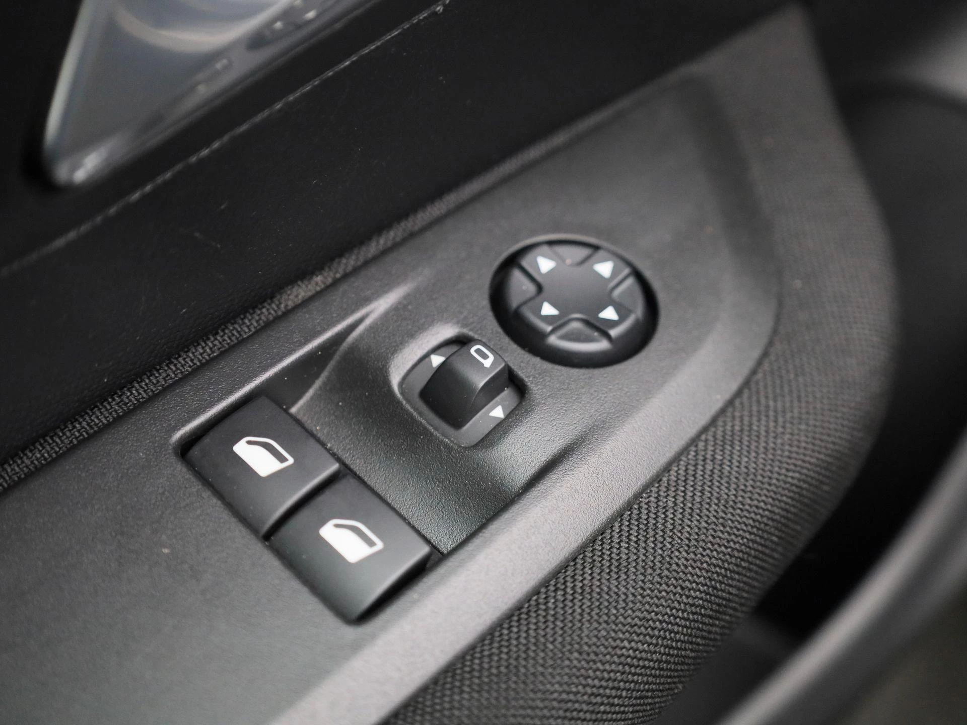 Peugeot-e-208-image-27