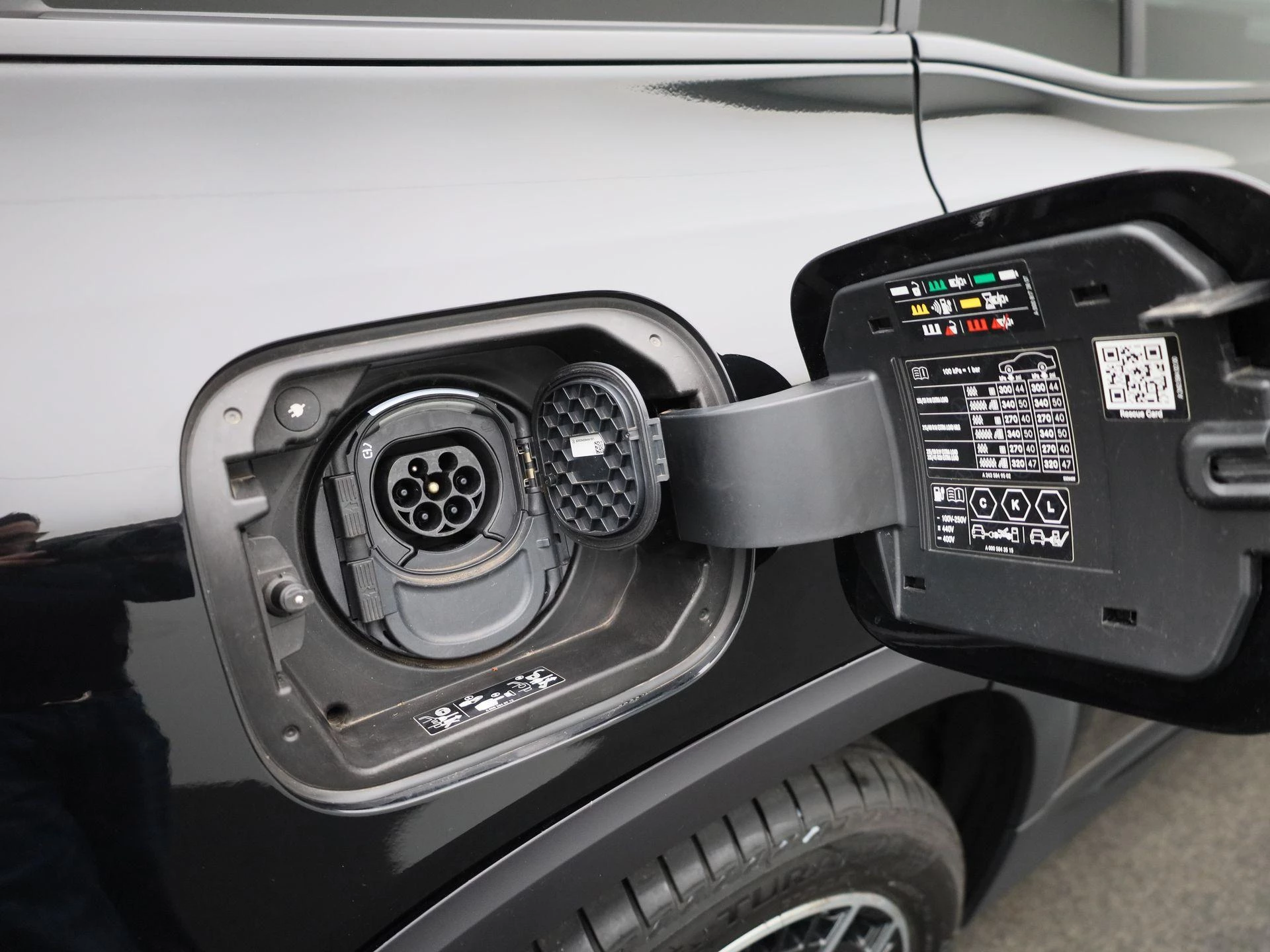 Mercedes-Benz-EQB-image-44