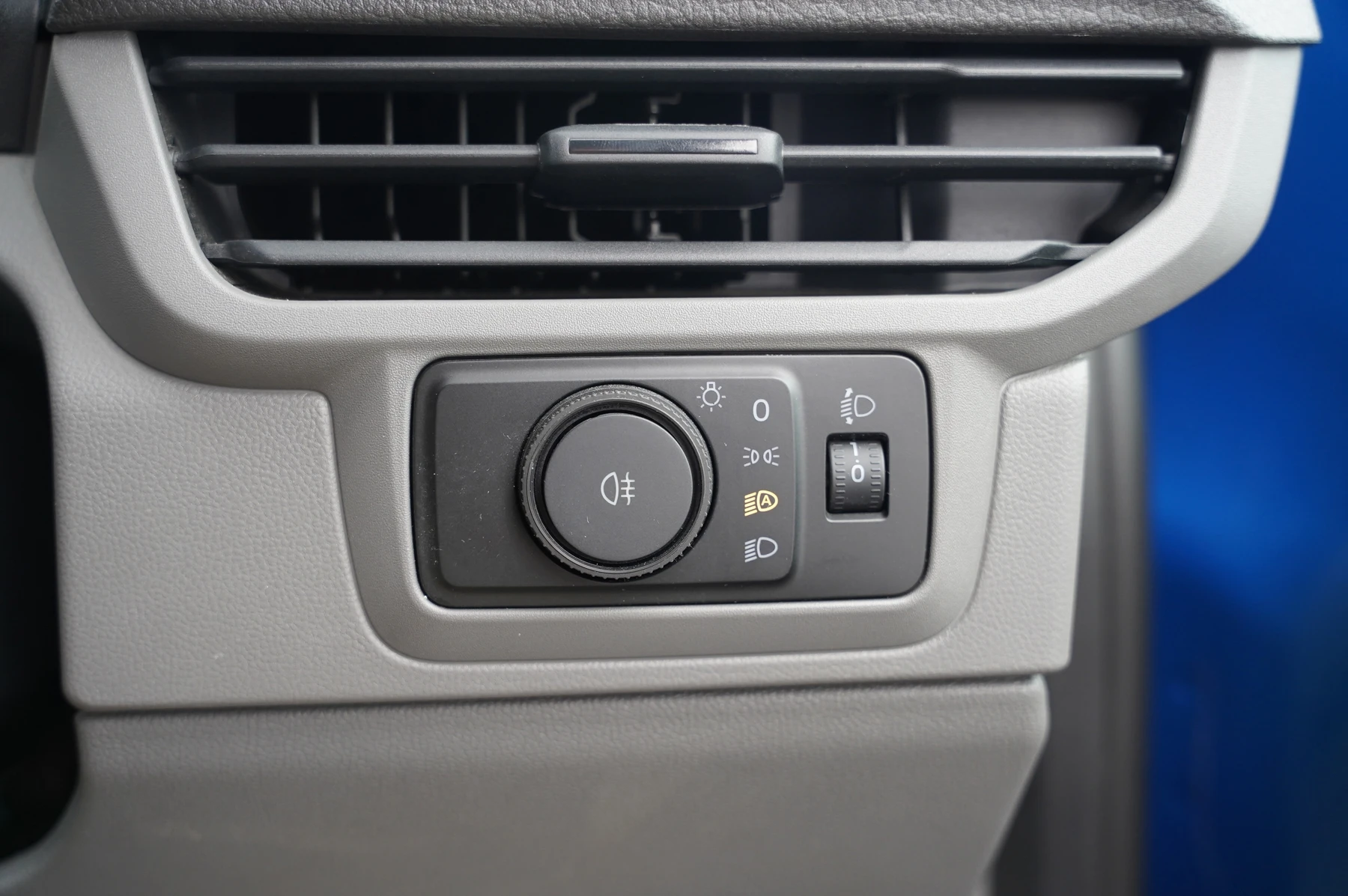 Volkswagen-Transporter-image-18