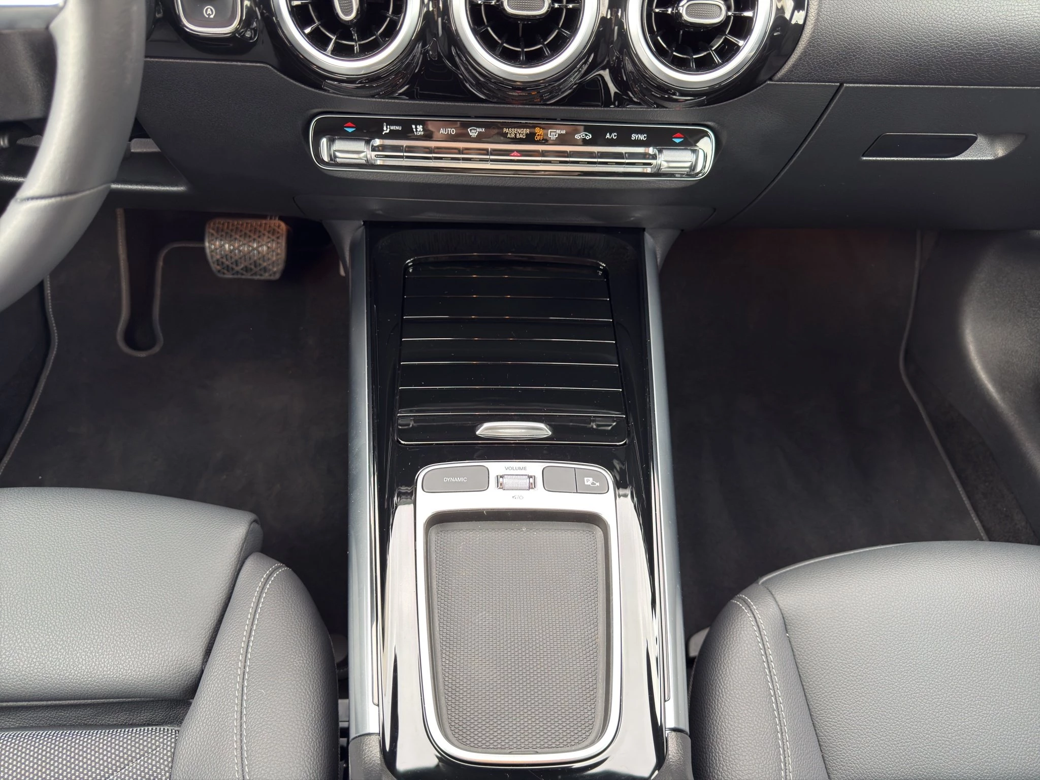 Mercedes-Benz-GLA-image-13