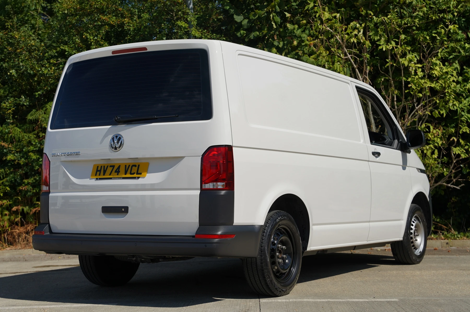 Volkswagen-Transporter-image-11