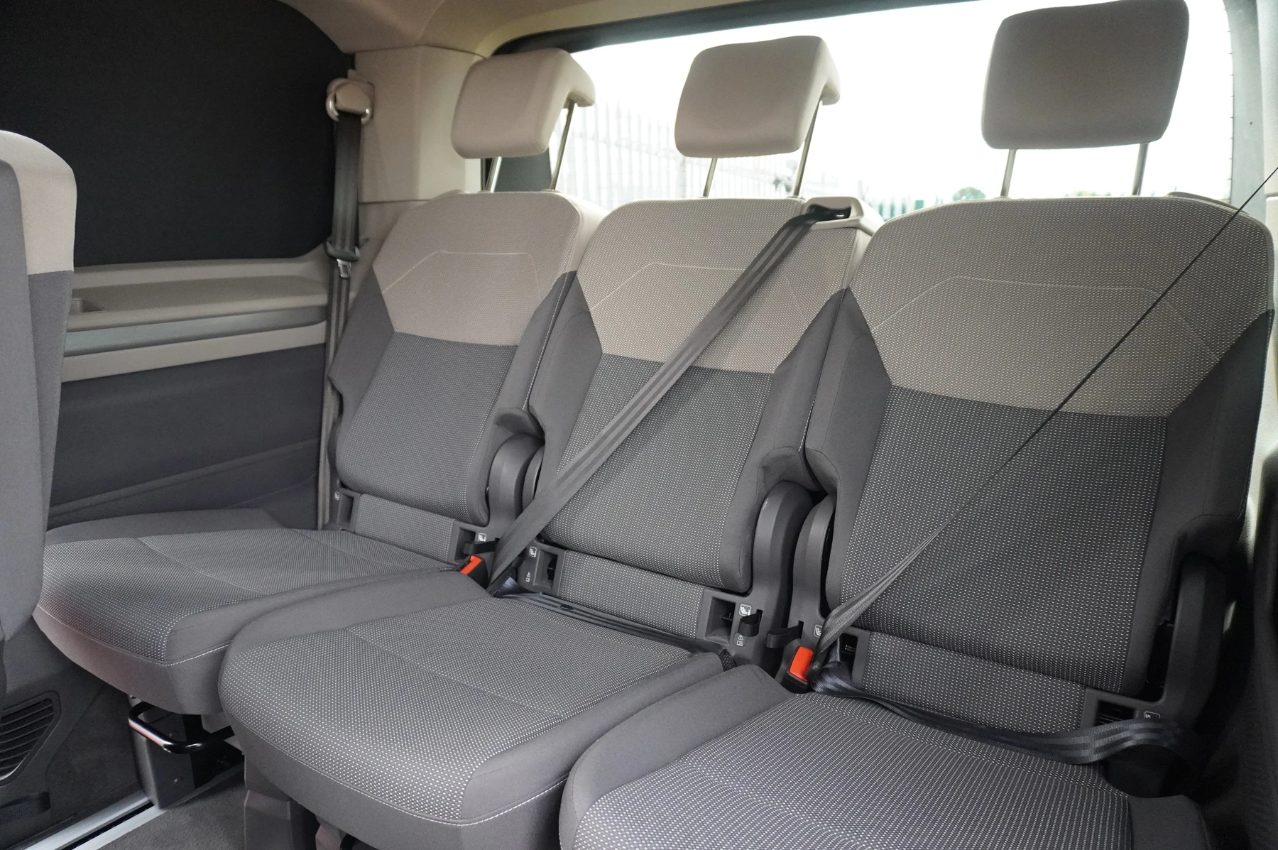 Volkswagen-Multivan-image-17