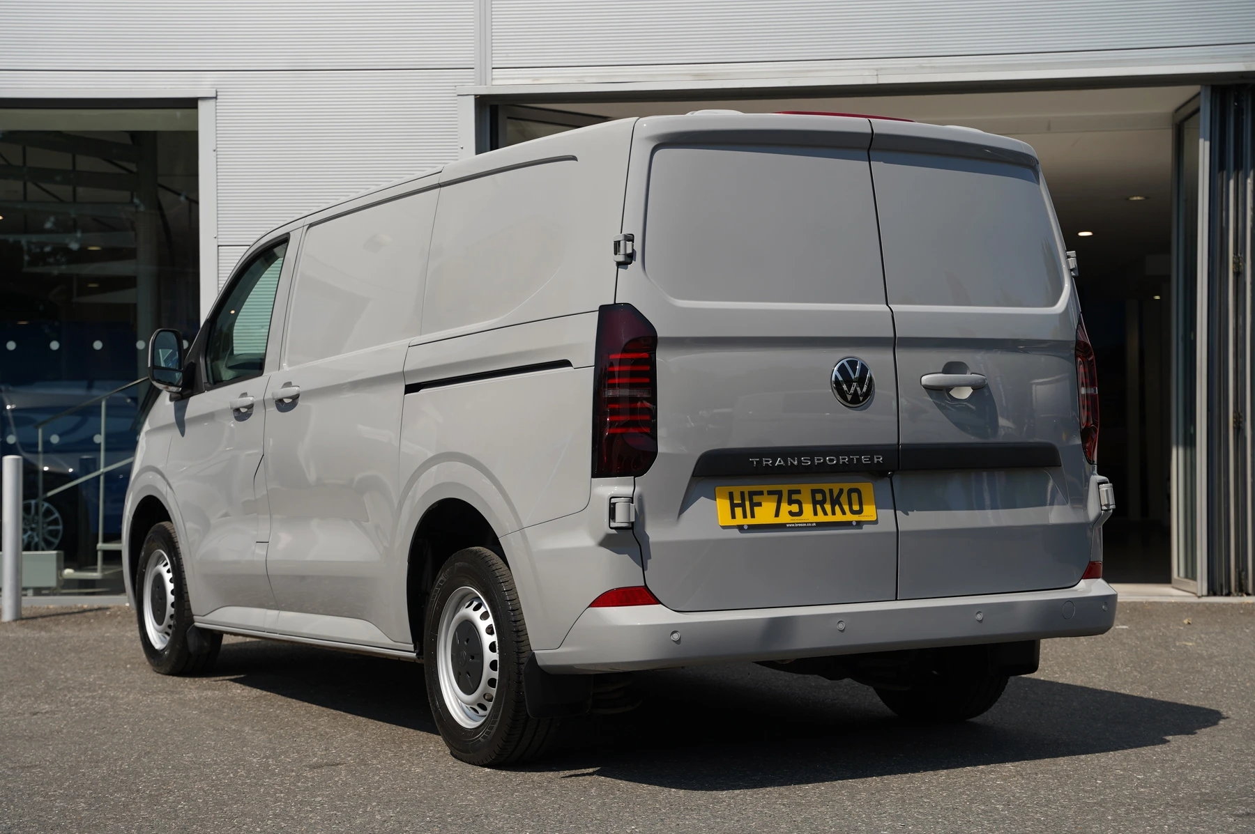 Volkswagen-Transporter-image-2