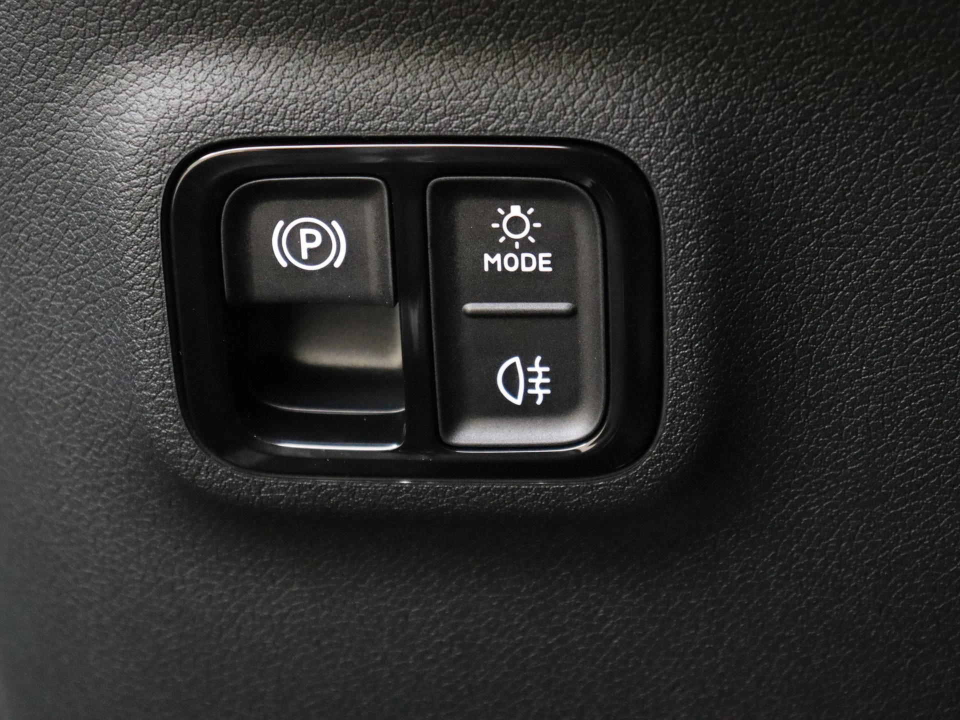 Mercedes-Benz-CLA-image-23