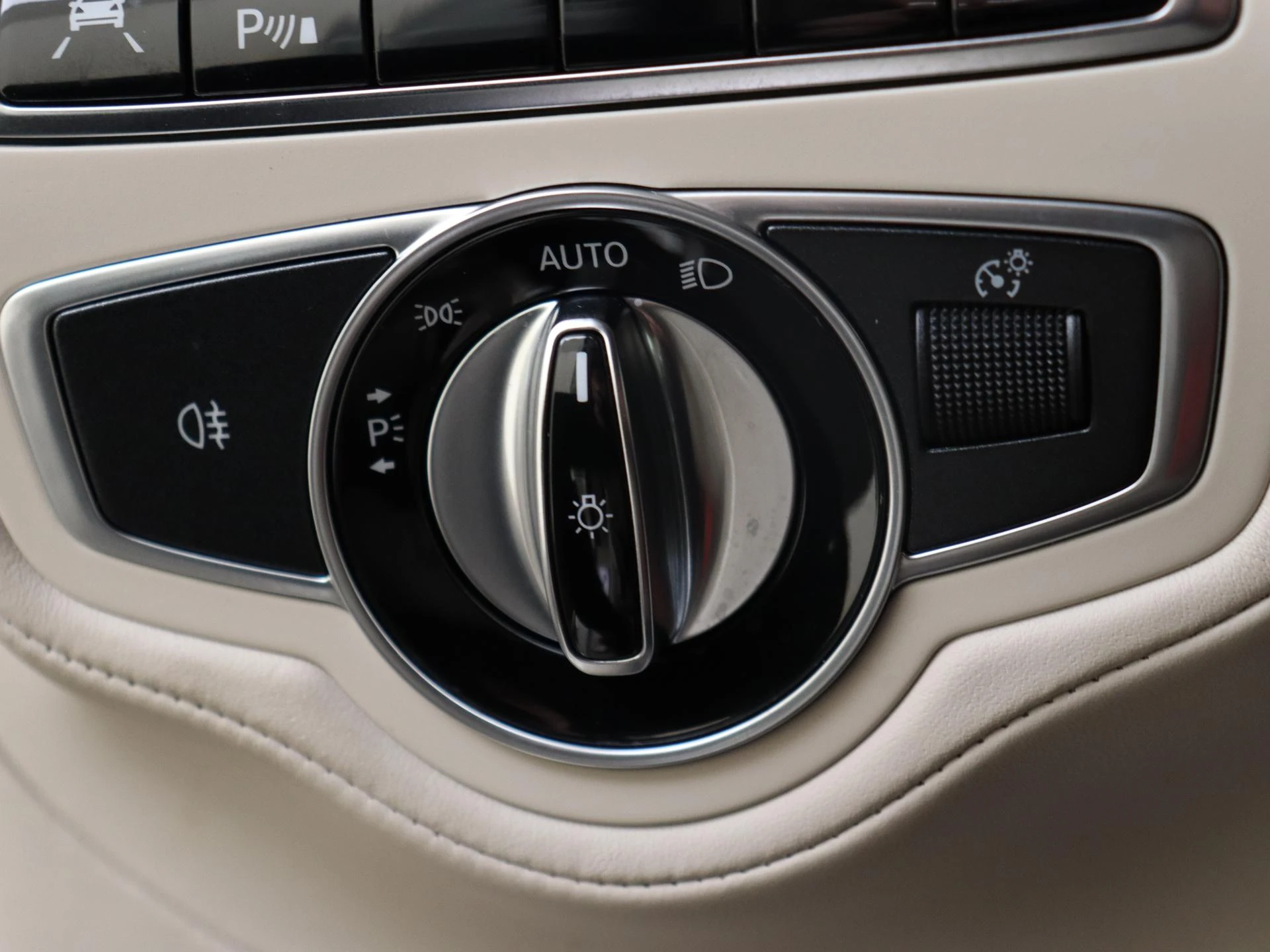 Mercedes-Benz-G-Klasse-image-24
