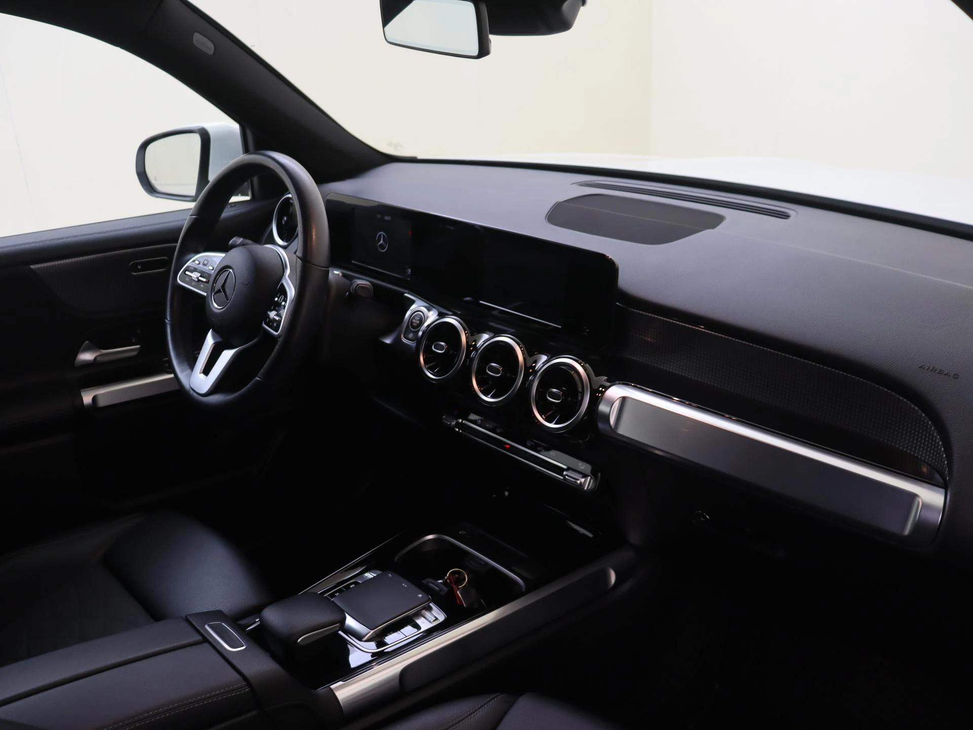 Mercedes-Benz-GLB-image-4