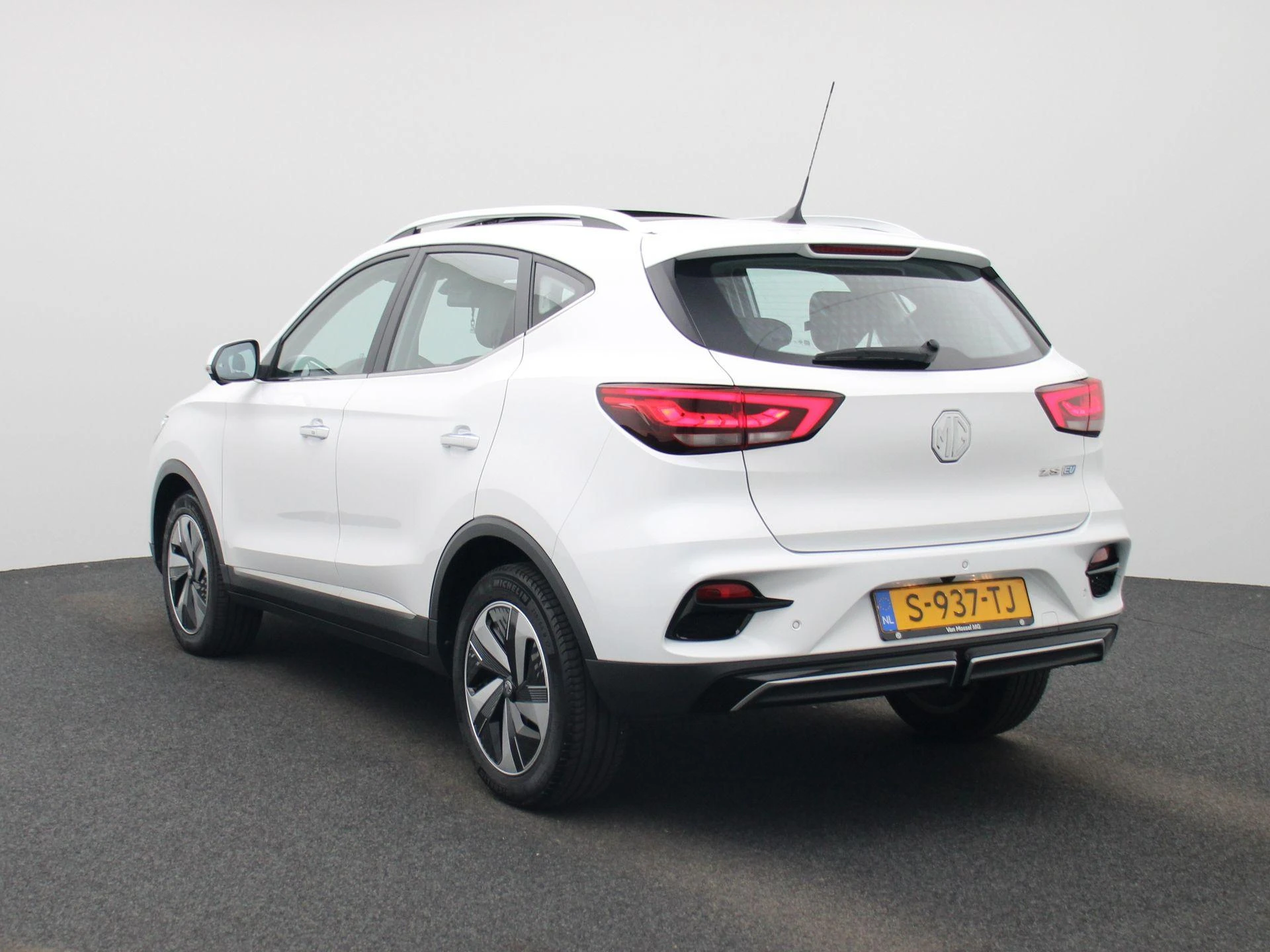 MG-ZS EV-image-1