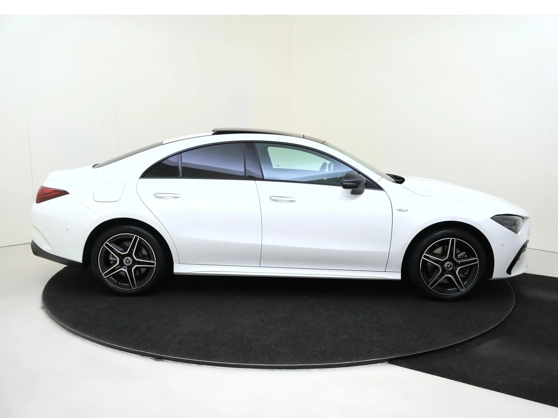 Mercedes-Benz-CLA-image-8