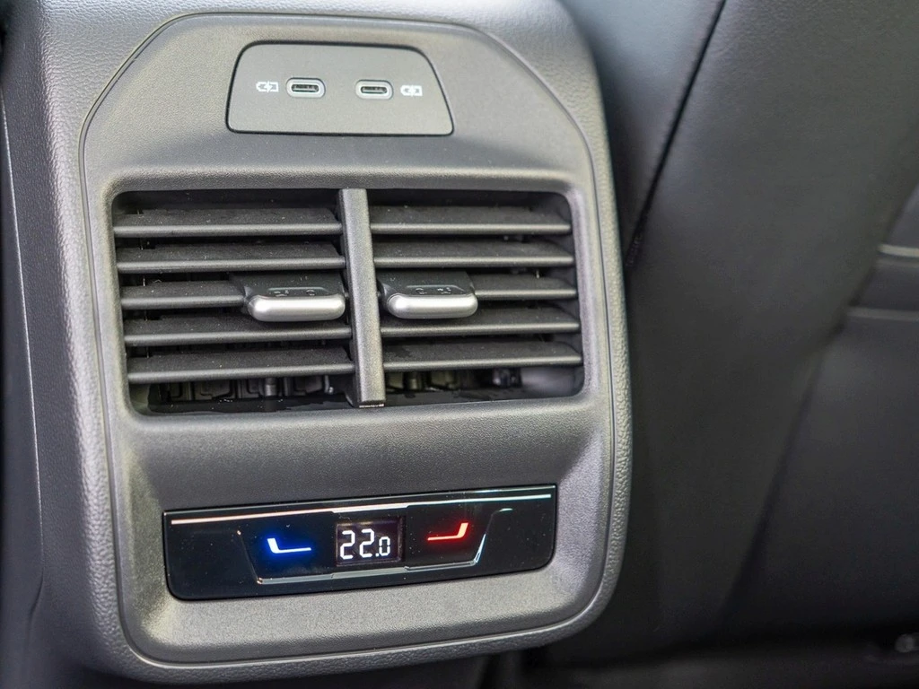 Volkswagen Passat Variant 1.5 TSI DSG eHybrid Elegance AHK