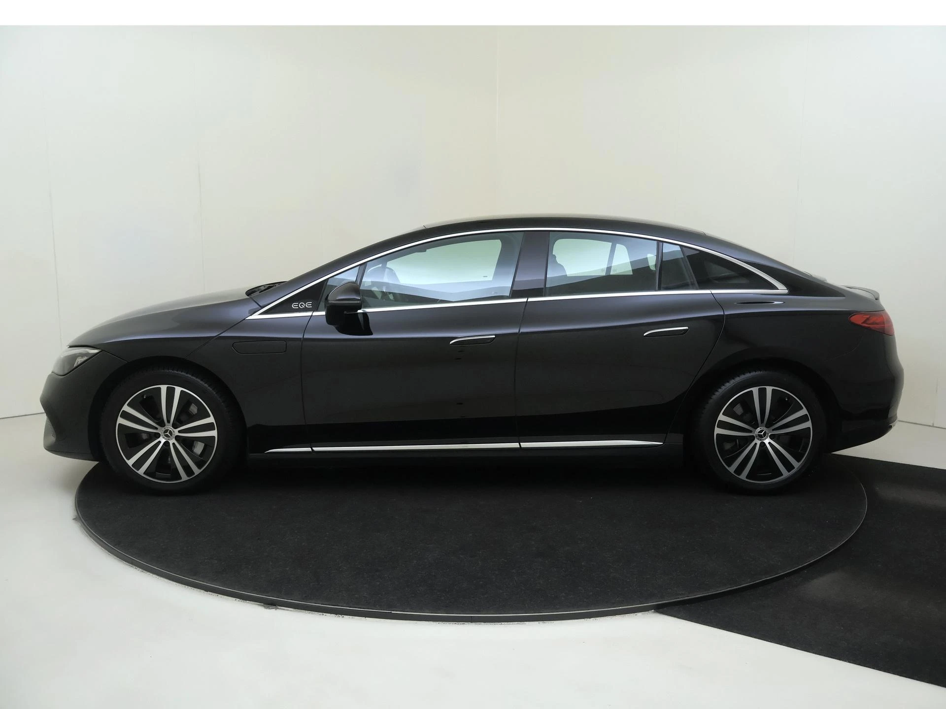 Mercedes-Benz-EQE-image-7