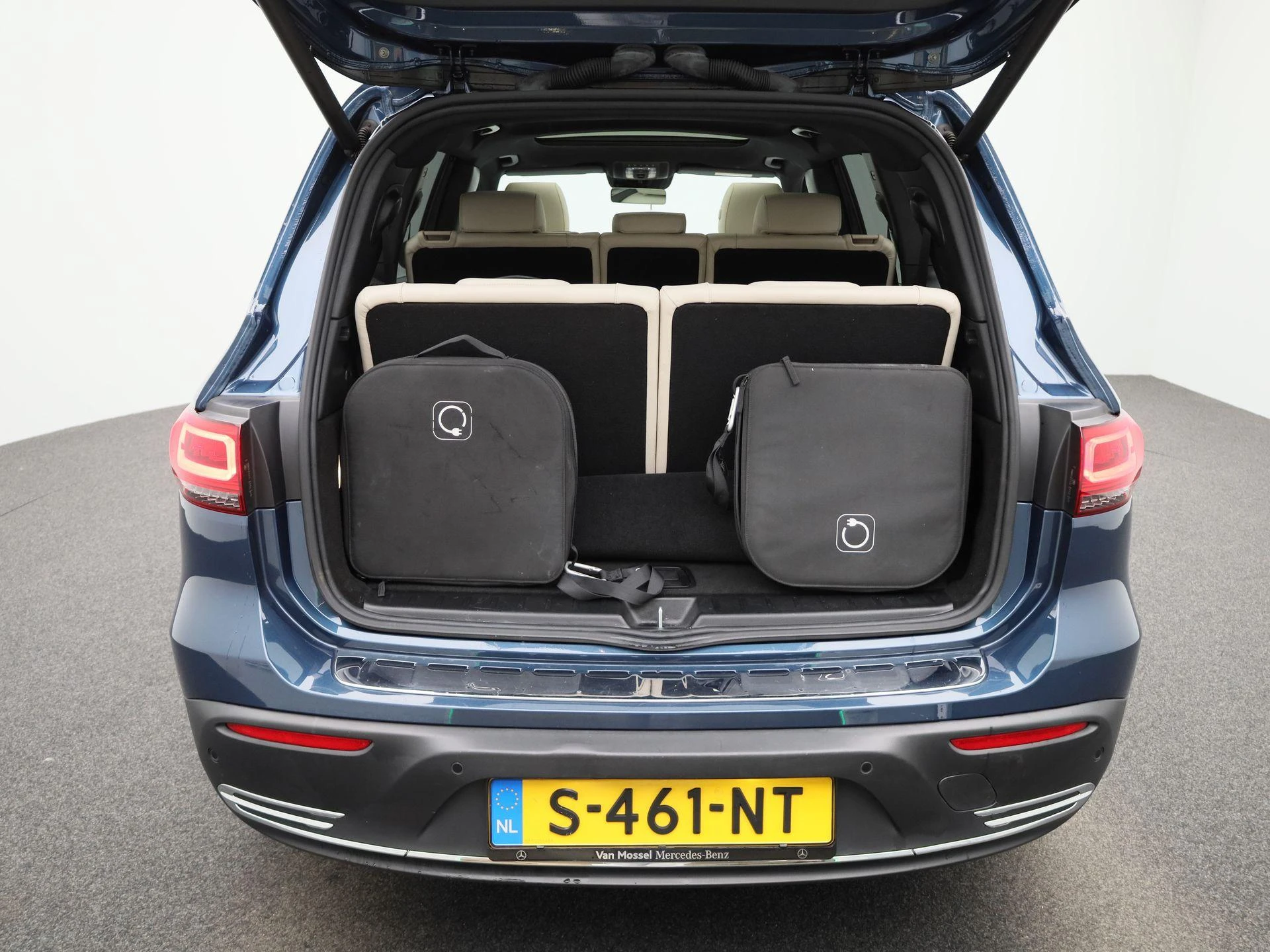 Mercedes-Benz-EQB-image-12