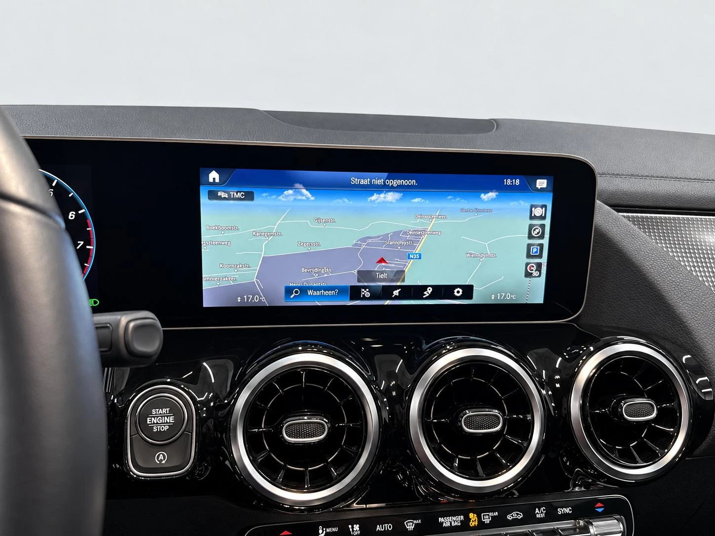 Mercedes-Benz-GLA-image-11