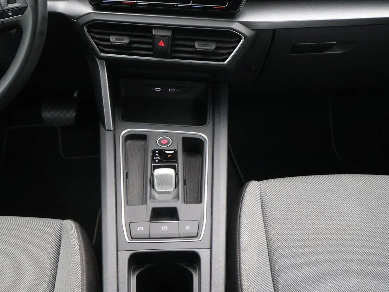 SEAT Leon Leon 5D Move! 1.0eTSI 110PK *AUTOMAAT*VIRTUAL COCKPIT*CAMERA*PDC*CRUISE*NAVI*APP-CONNECT*...*