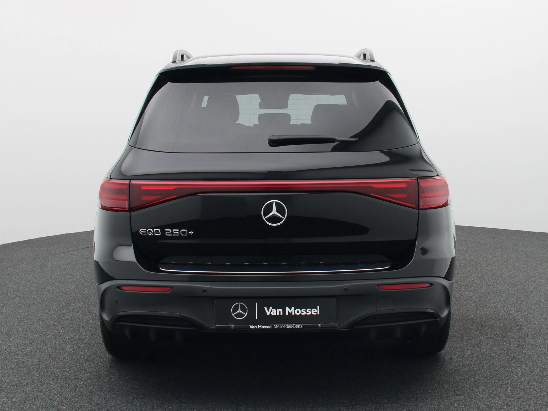 Mercedes-Benz-EQB-image-4