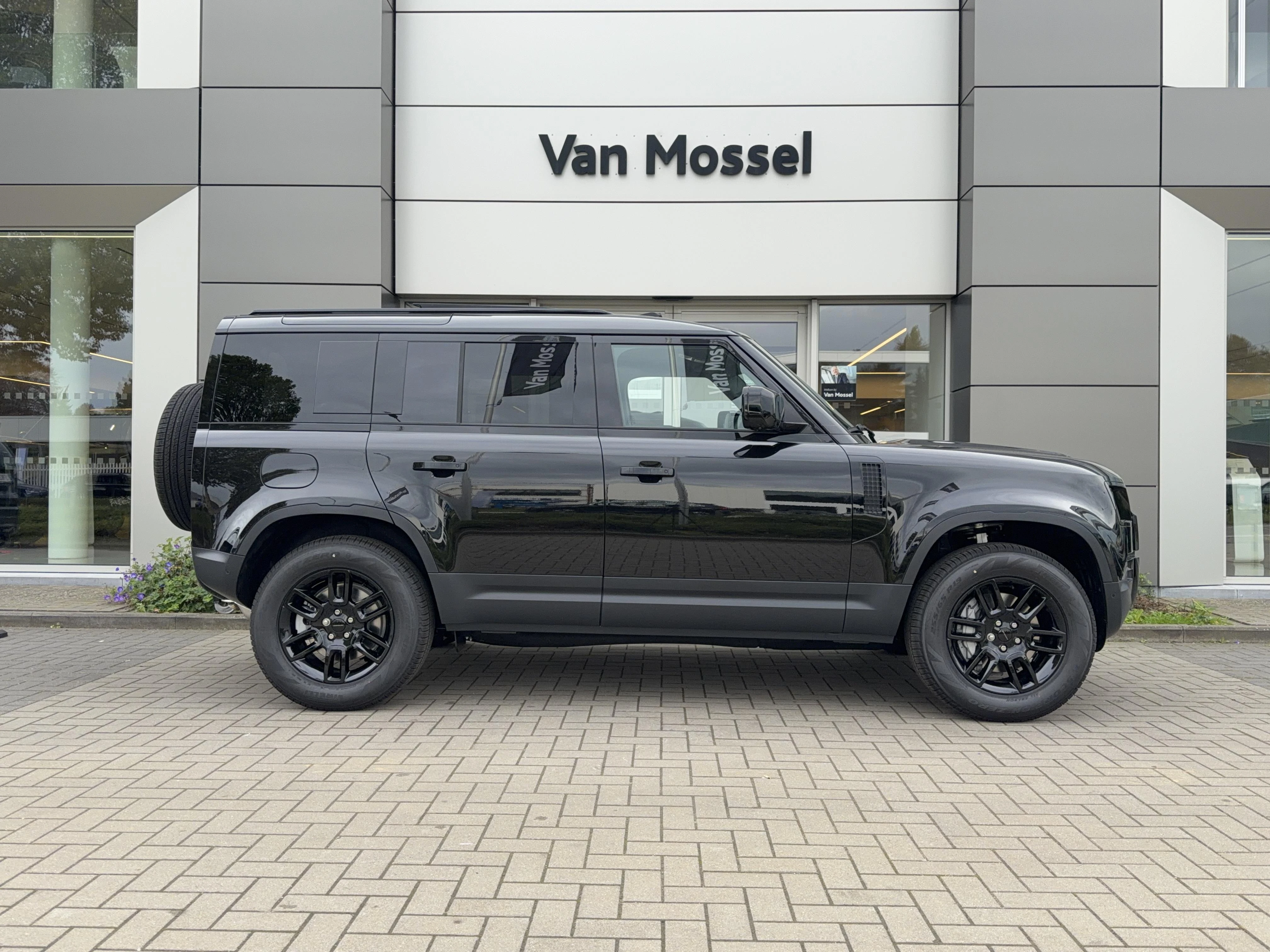 Land Rover-Defender-image-2
