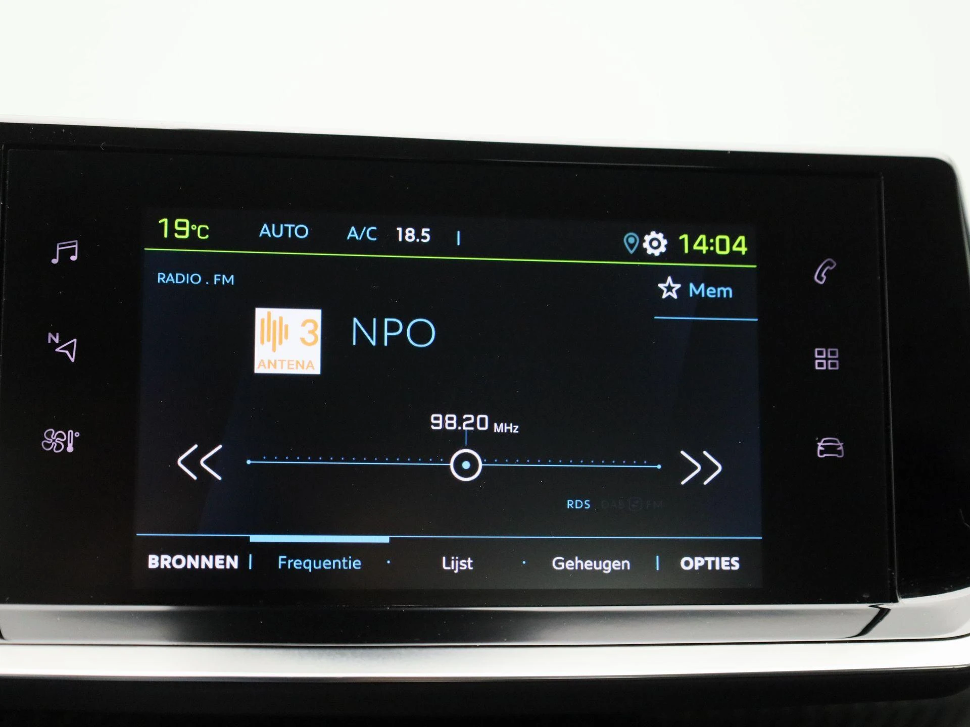 Peugeot-e-208-image-18