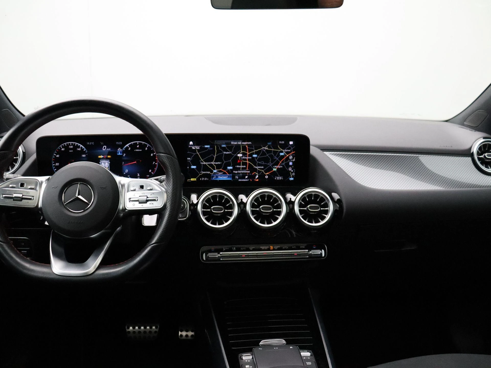 Mercedes-Benz-GLA-image-22