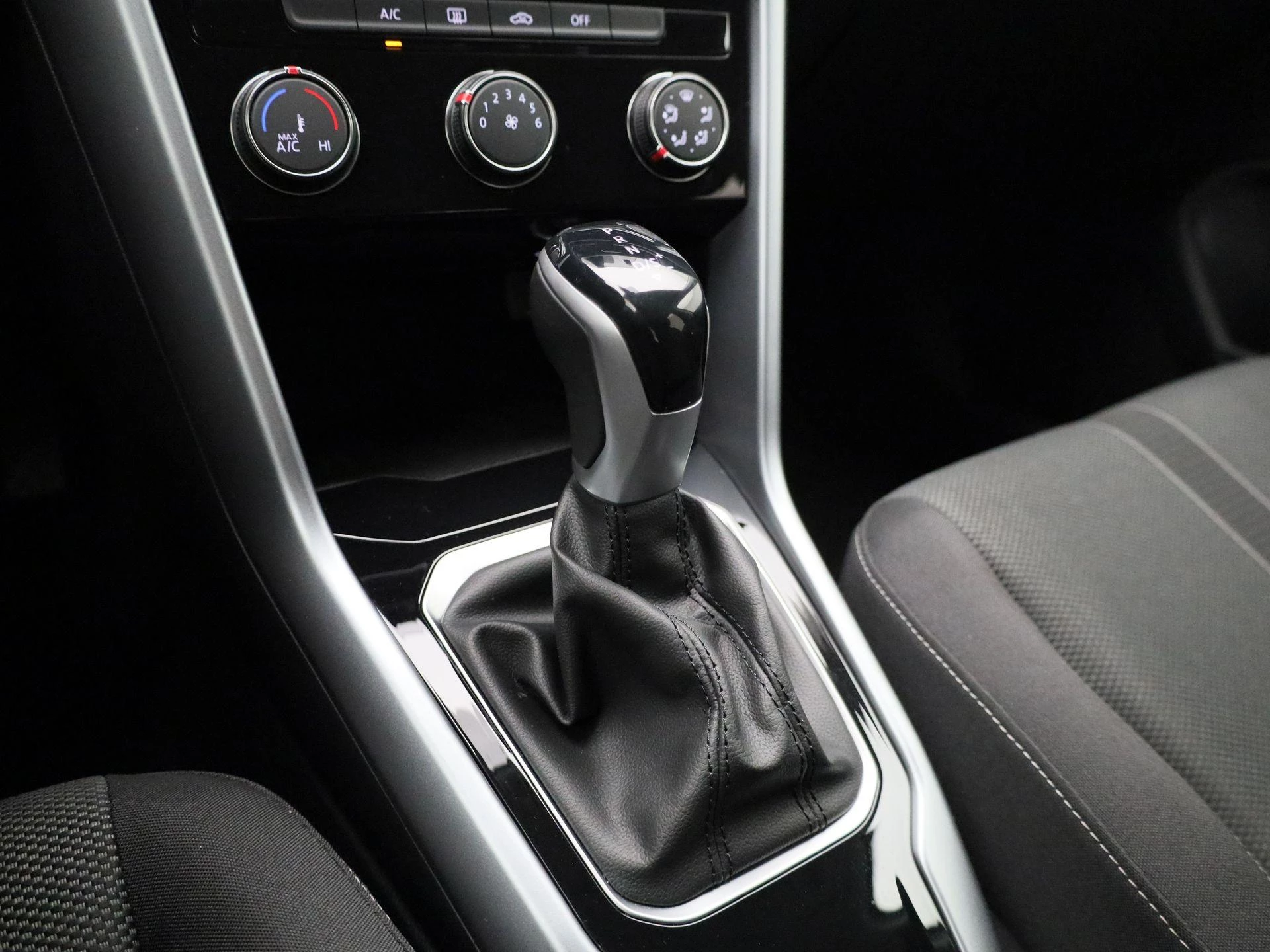 Volkswagen-T-Roc-image-19