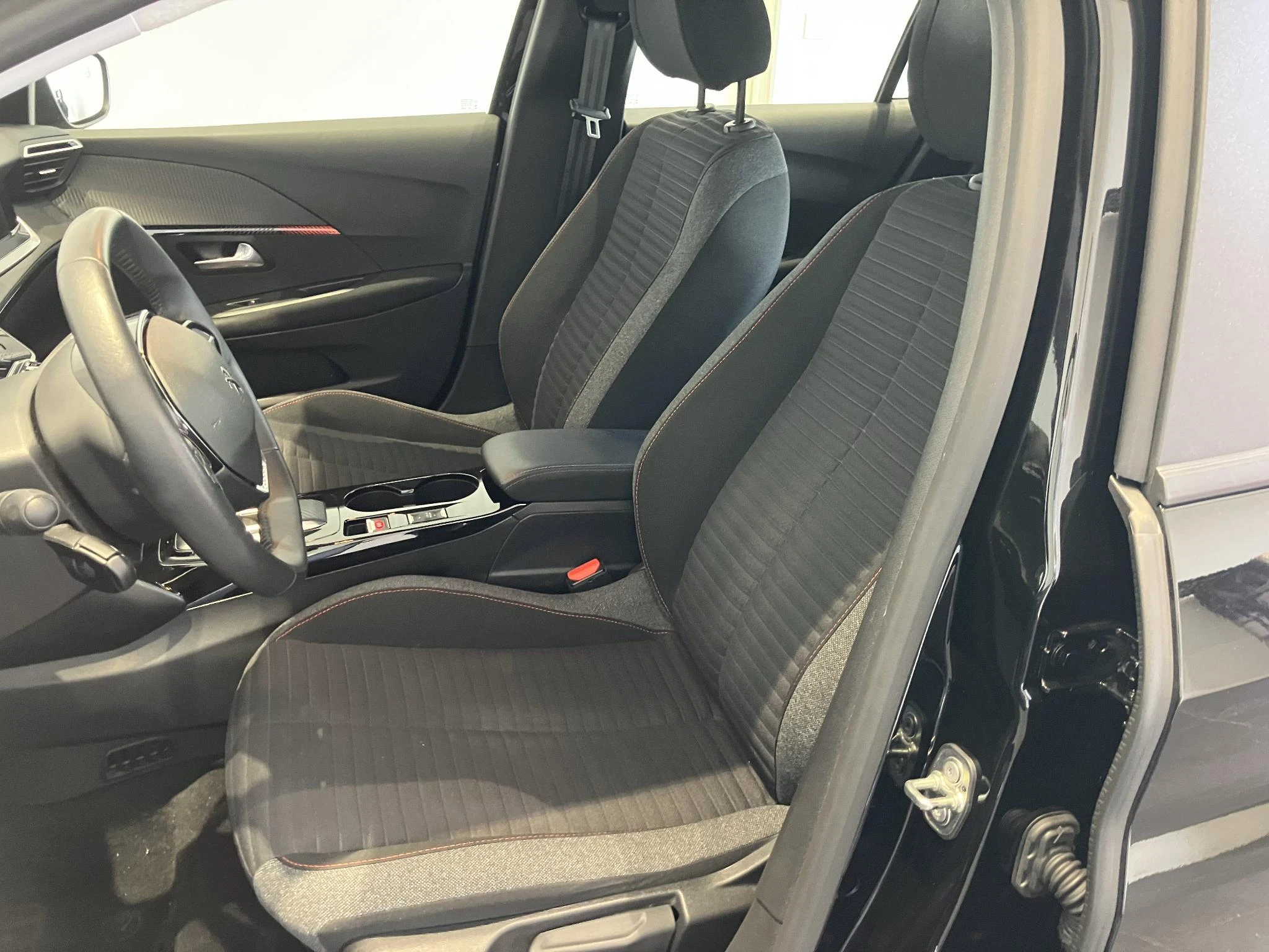 Peugeot-e-208-image-13
