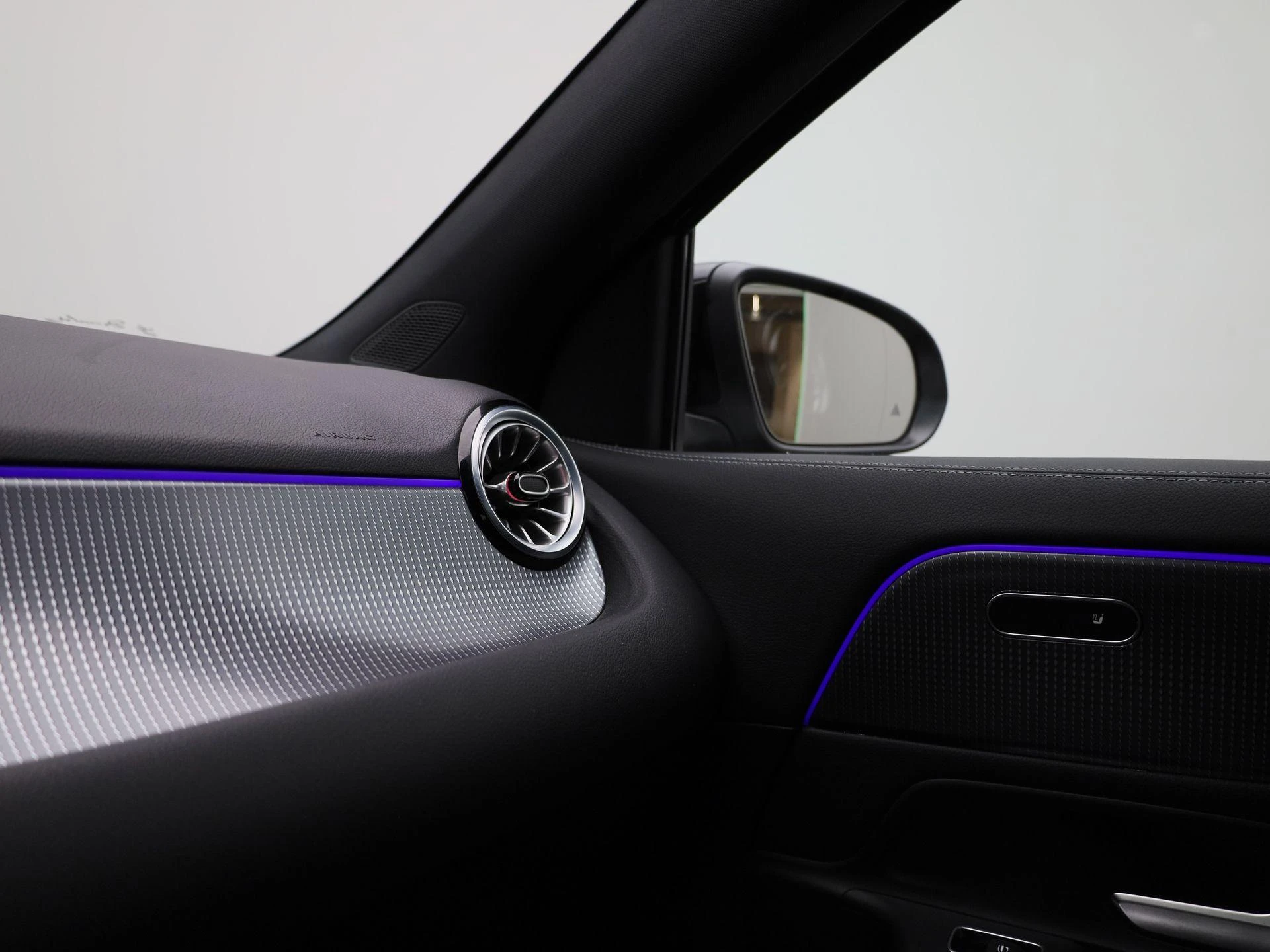 Mercedes-Benz-EQA-image-23