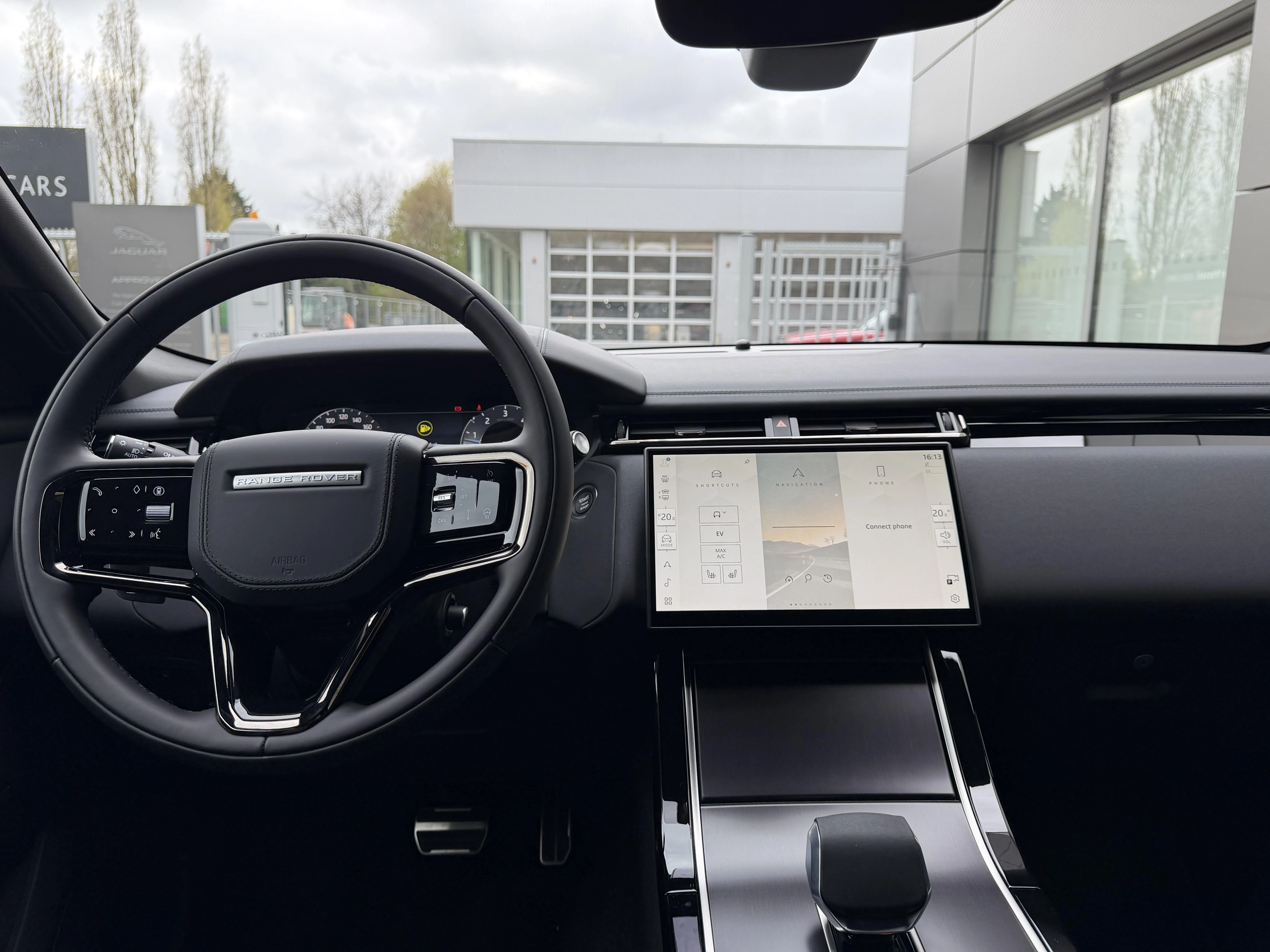 Land Rover Range Rover Velar P400e Dynamic SE AWD Auto. 26.5MY