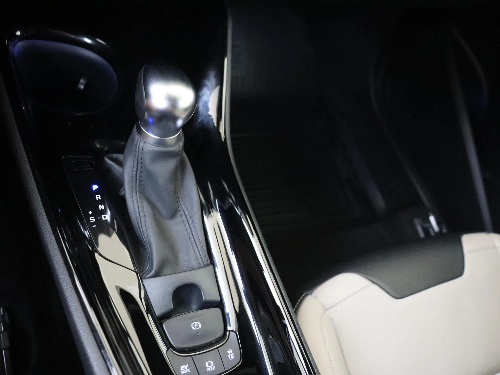 Toyota C-HR 2.0 Hybrid Executive AUTOMAAT