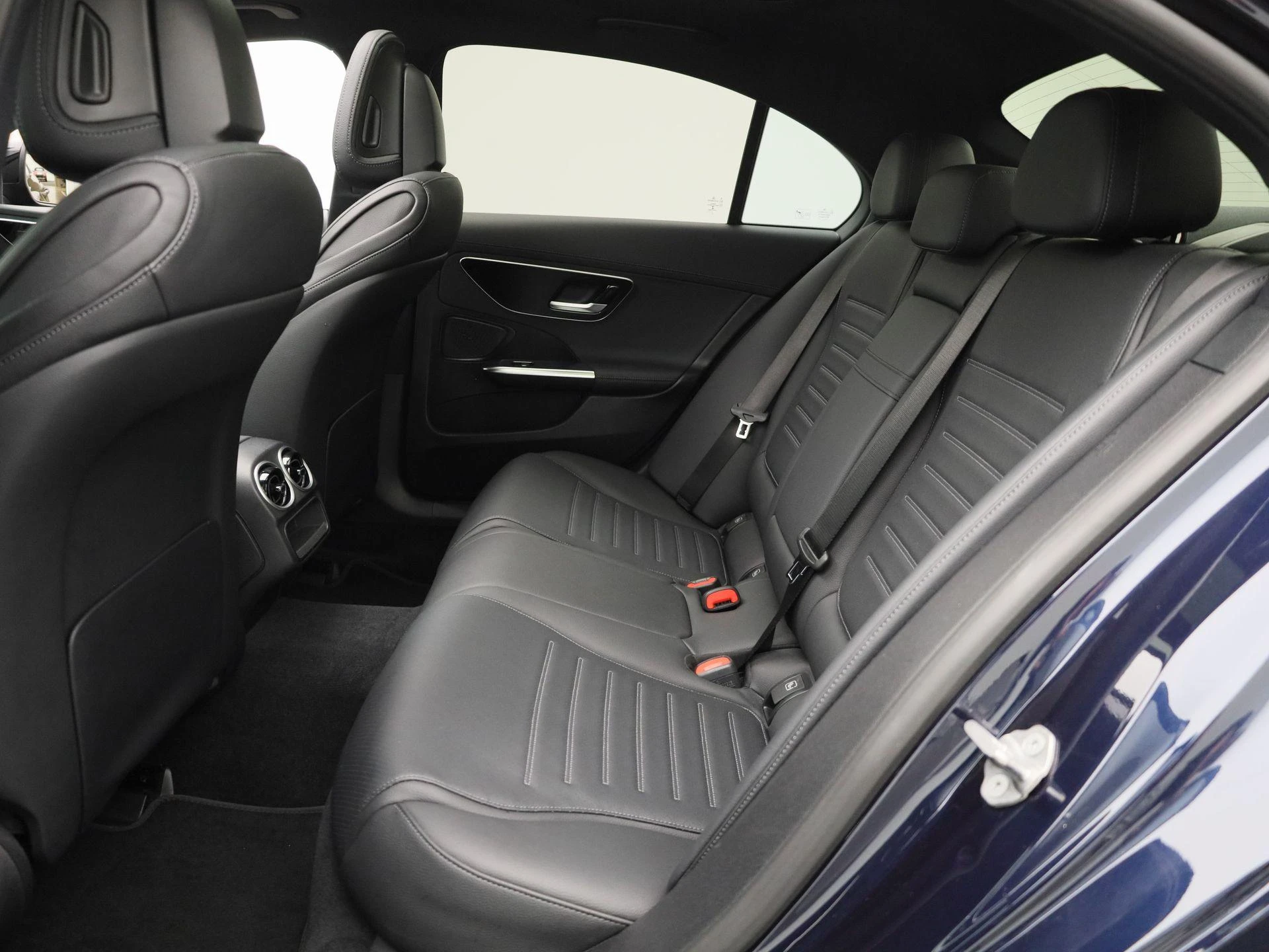 Mercedes-Benz-C-Klasse-image-13