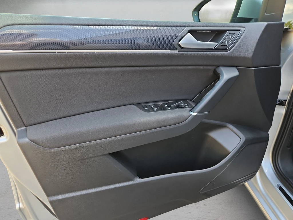 Volkswagen-Touran-image-5