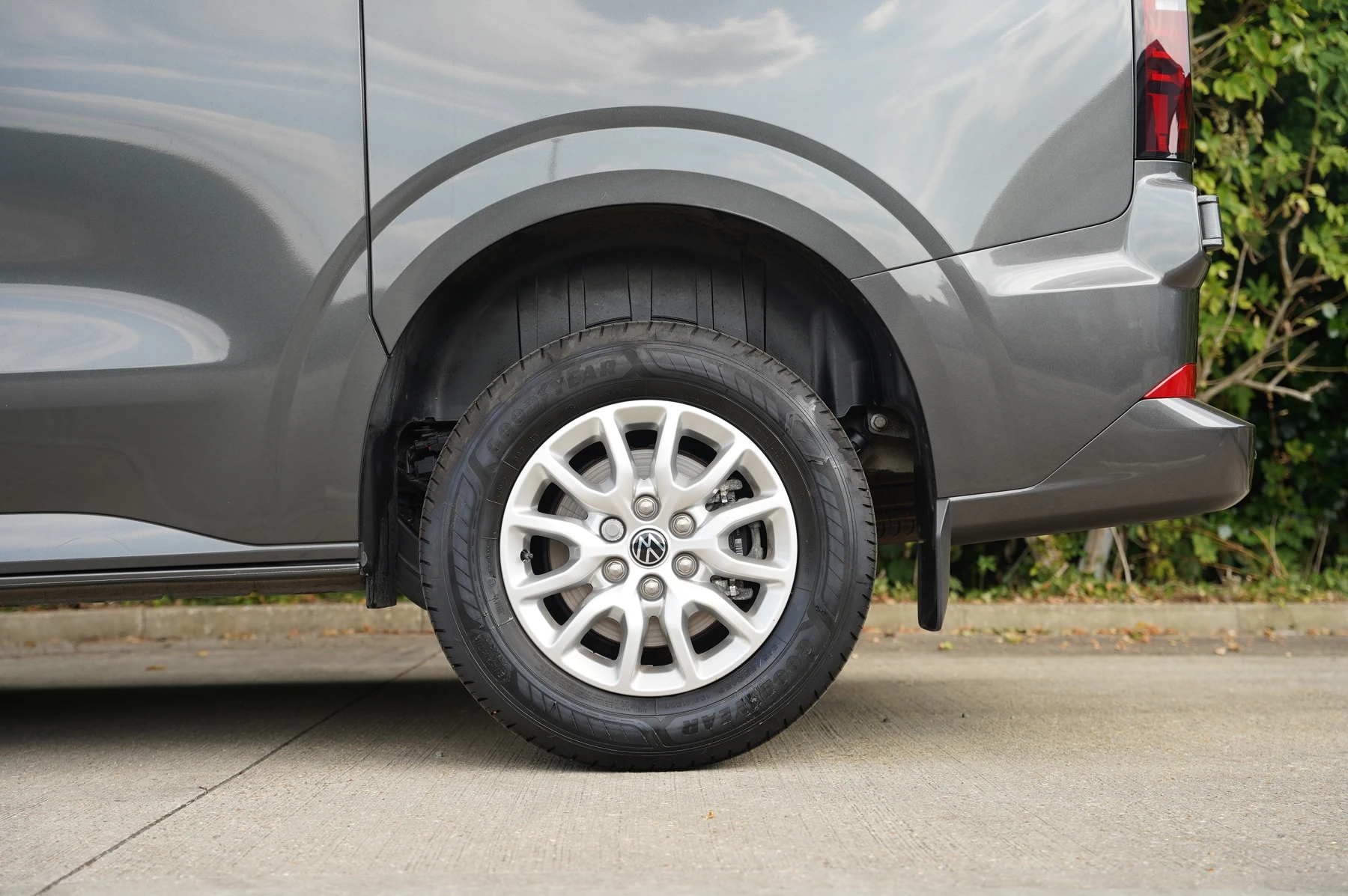 Volkswagen-Transporter-image-29