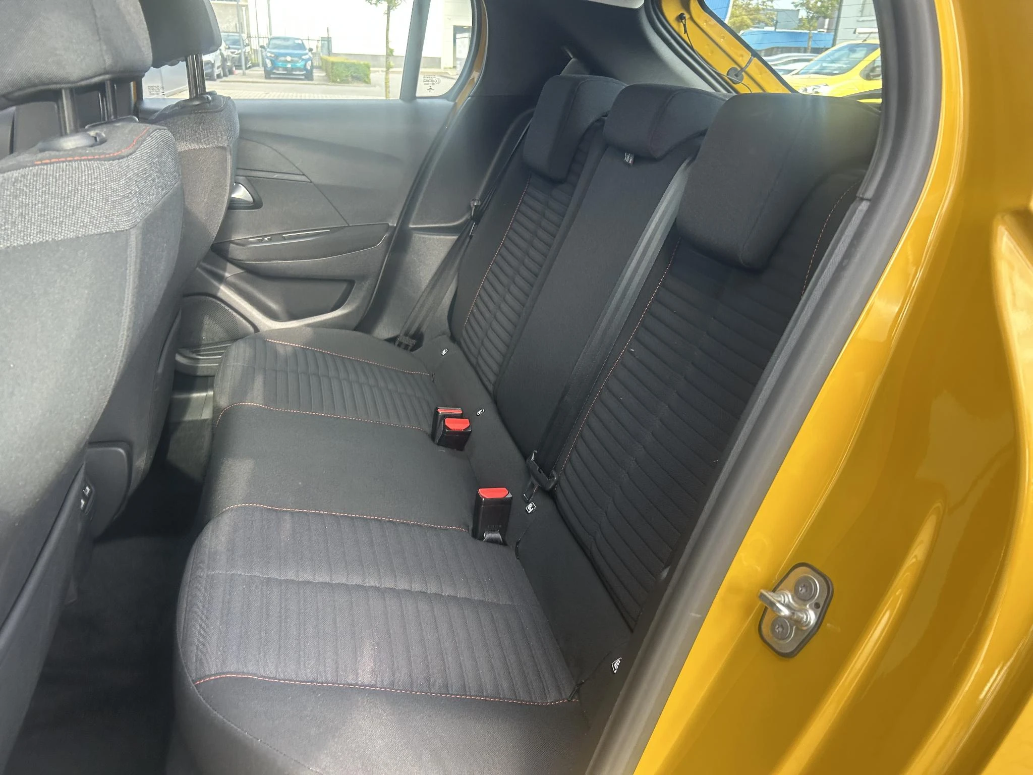 Peugeot-e-208-image-21