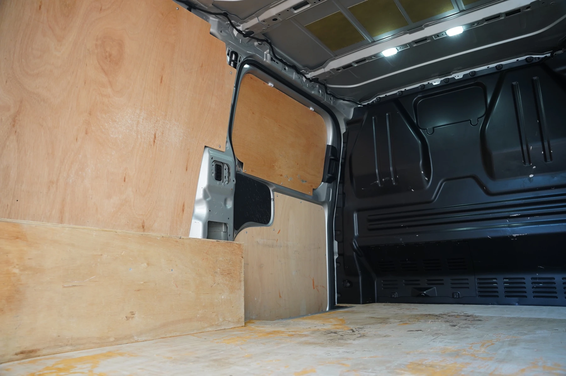 Volkswagen-Transporter-image-34