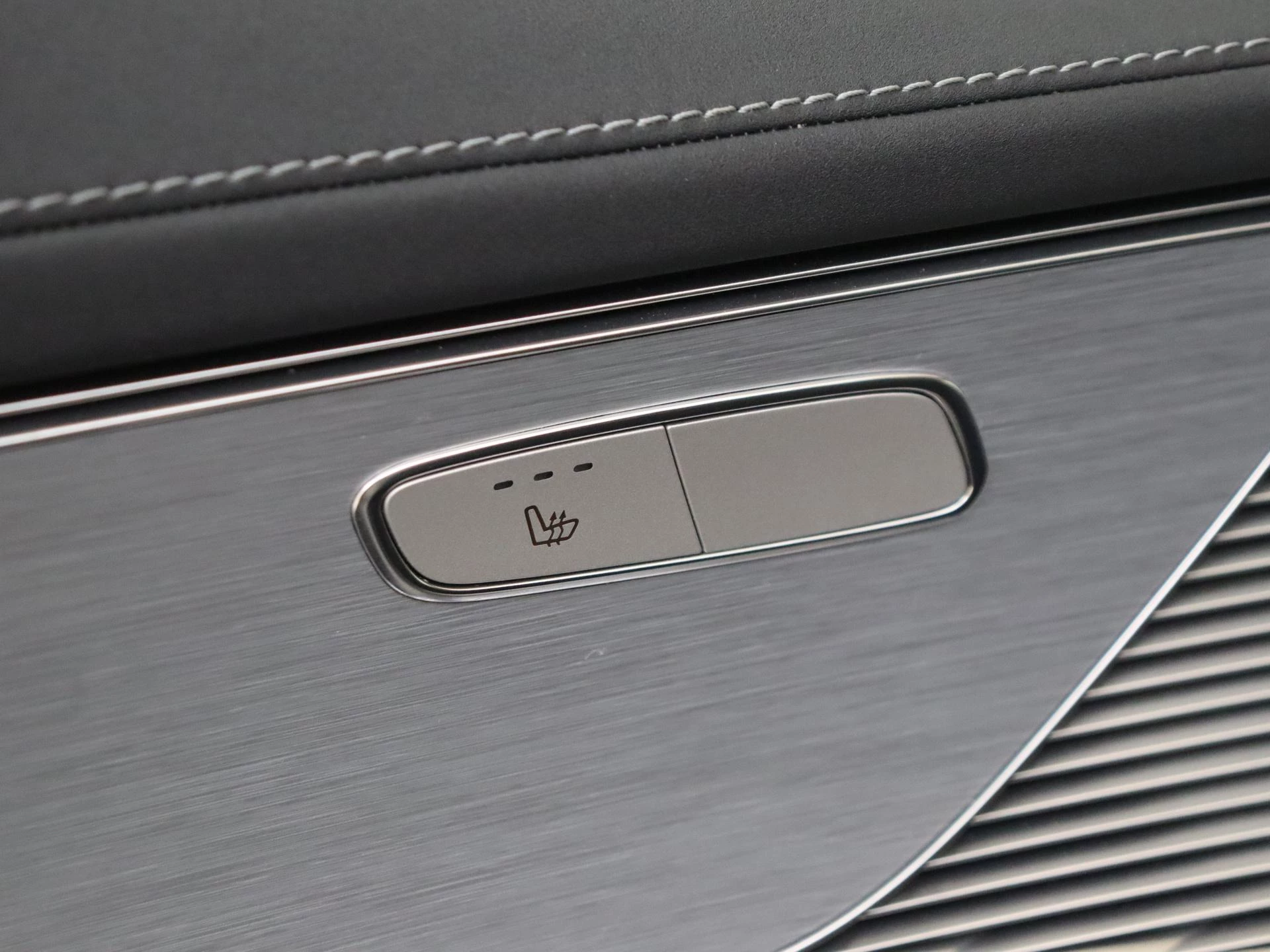 Mercedes-Benz-EQC-image-26